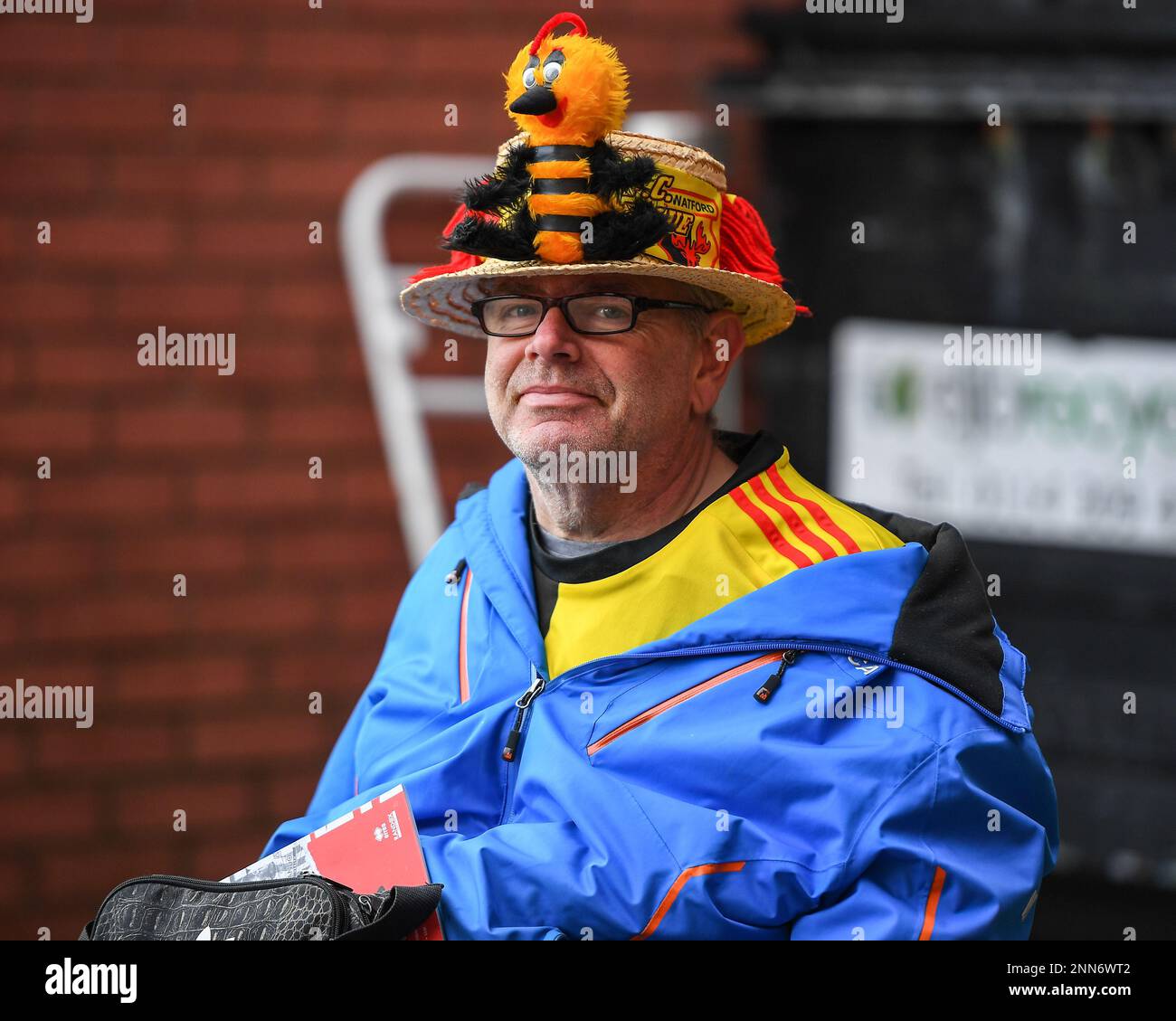 Un fan de Watford avant le match du championnat Sky Bet Sheffield United contre Watford à Bramall Lane, Sheffield, Royaume-Uni, 25th février 2023 (photo de Ben Roberts/News Images) Banque D'Images