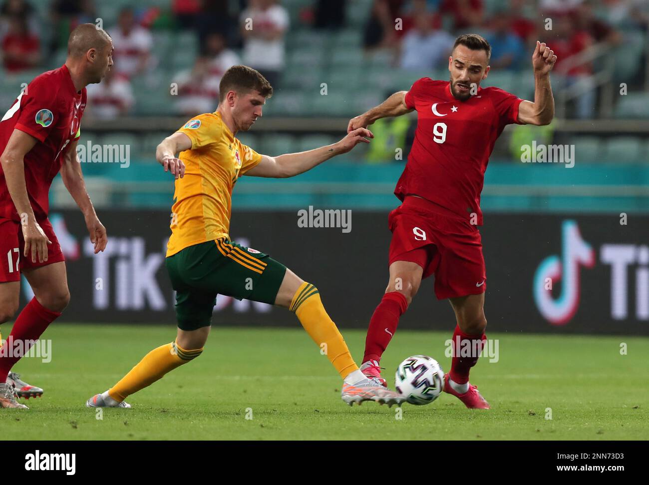 Turkey's Kenan Karaman, right, fights for the ball with Wales' Chris Mepham during the Euro 2020 soccer championship group A match between Turkey and Wales at at the Baku Olympic Stadium in Baku, Wednesday, June 16, 2021. (Tolga Bozoglu/Pool Photo via AP) Banque D'Images