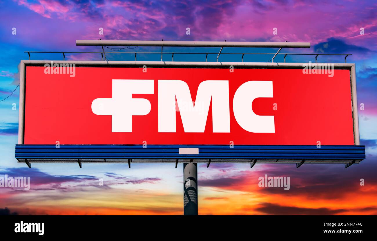 POZNAN, POL - 11 JANVIER 2023 : panneau publicitaire affichant le logo de FMC Corporation, une société de fabrication de produits chimiques basée à Philadelphie, Pennsy Banque D'Images