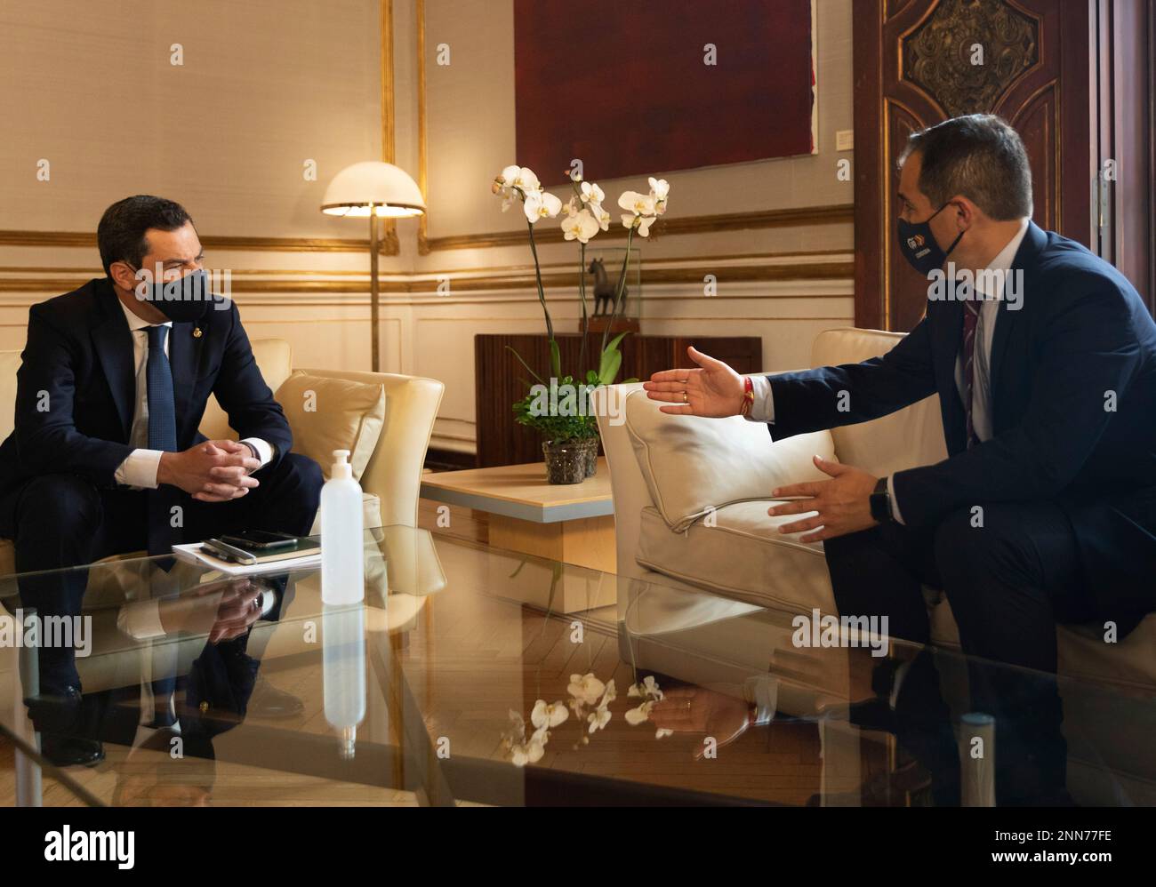 The president of the Junta, Juanma Moreno (l), meets with the spokesman of the parliamentary group of the PP.A, Antonio Niero (r), before meeting with the President of the Government, Pedro Sanchez, on June 15, 2021, at the Palace of San Telmo in Seville, Andalusia, Spain. 15 JUNE 2021 María José López / Europa Press 06/15/2021 (Europa Press via AP) Banque D'Images