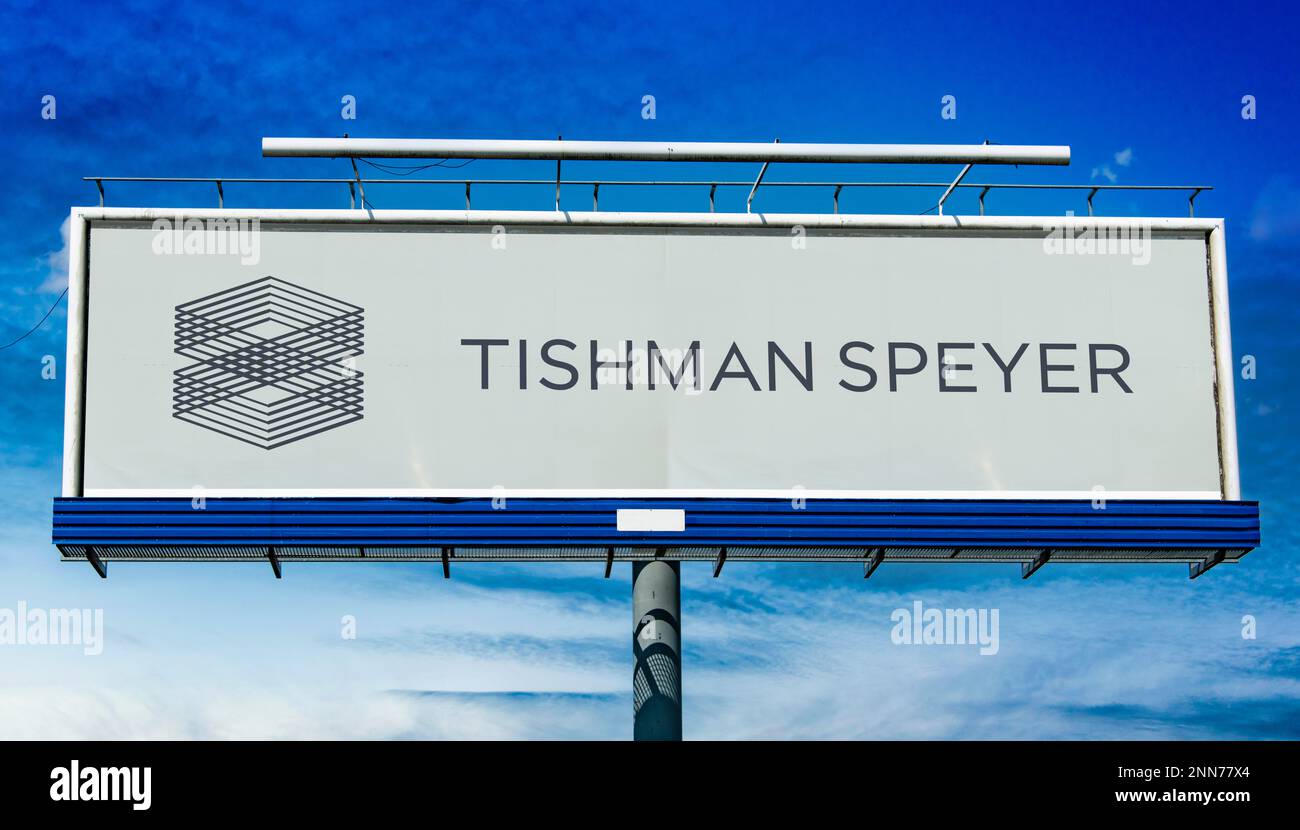 POZNAN, POL - 8 FÉVR. 2023: Panneau publicitaire affichant le logo de Tishman Speyer Properties, une société américaine qui investit dans l'immobilier Banque D'Images