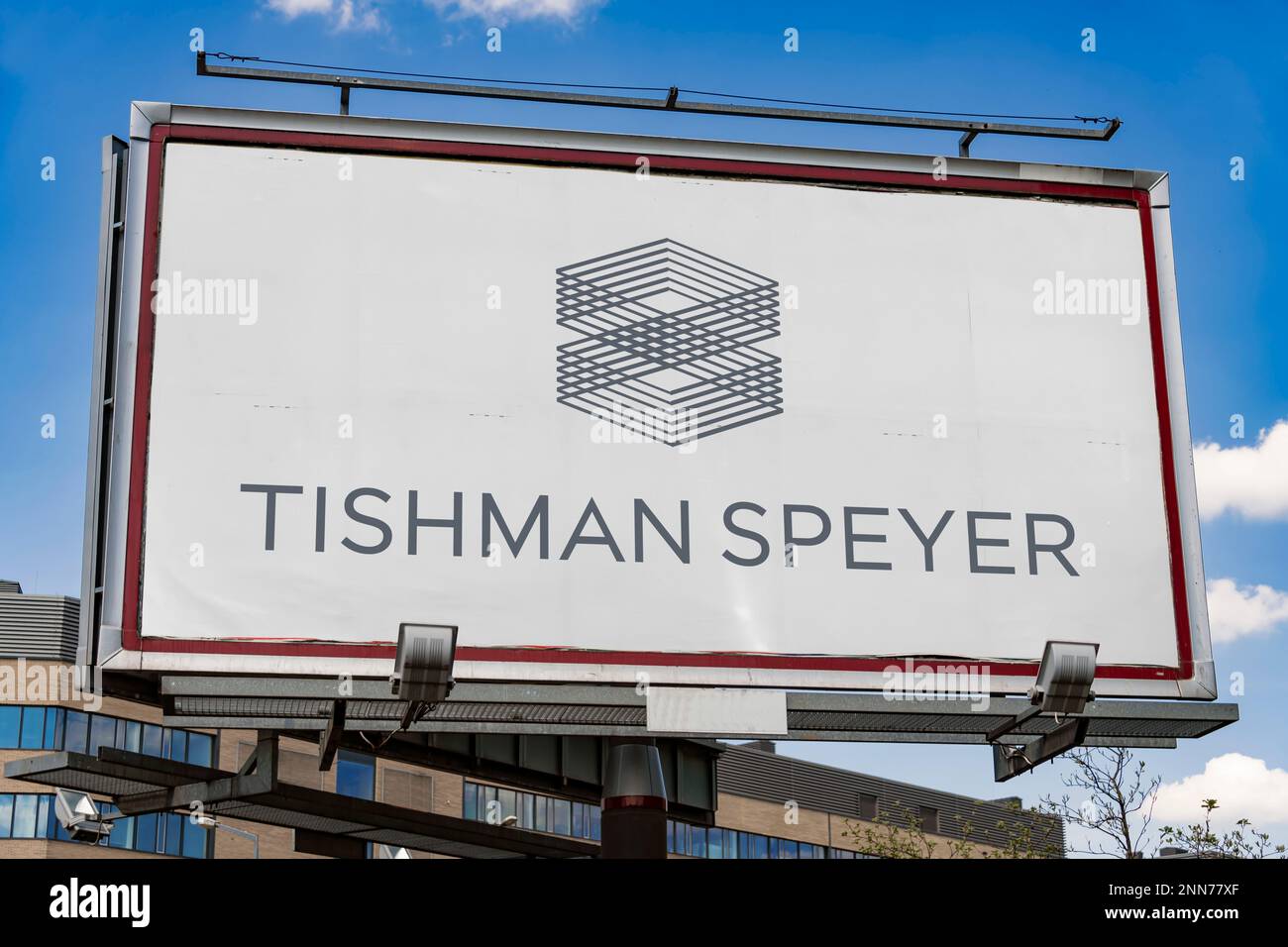 POZNAN, POL - 8 FÉVR. 2023: Panneau publicitaire affichant le logo de Tishman Speyer Properties, une société américaine qui investit dans l'immobilier Banque D'Images
