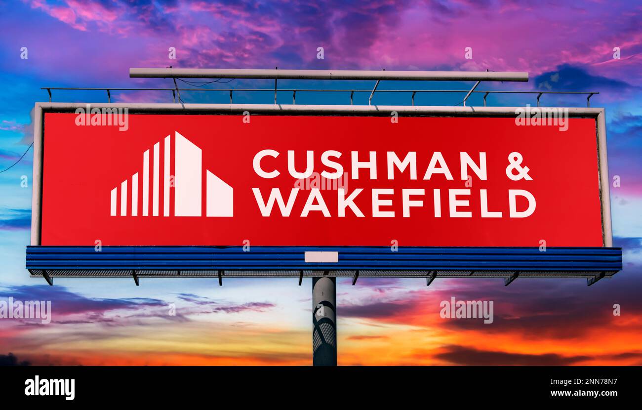POZNAN, POL - 8 FÉVR. 2023: Panneau publicitaire affichant le logo de Cushman et Wakefield, une entreprise mondiale de services immobiliers commerciaux située dans Banque D'Images