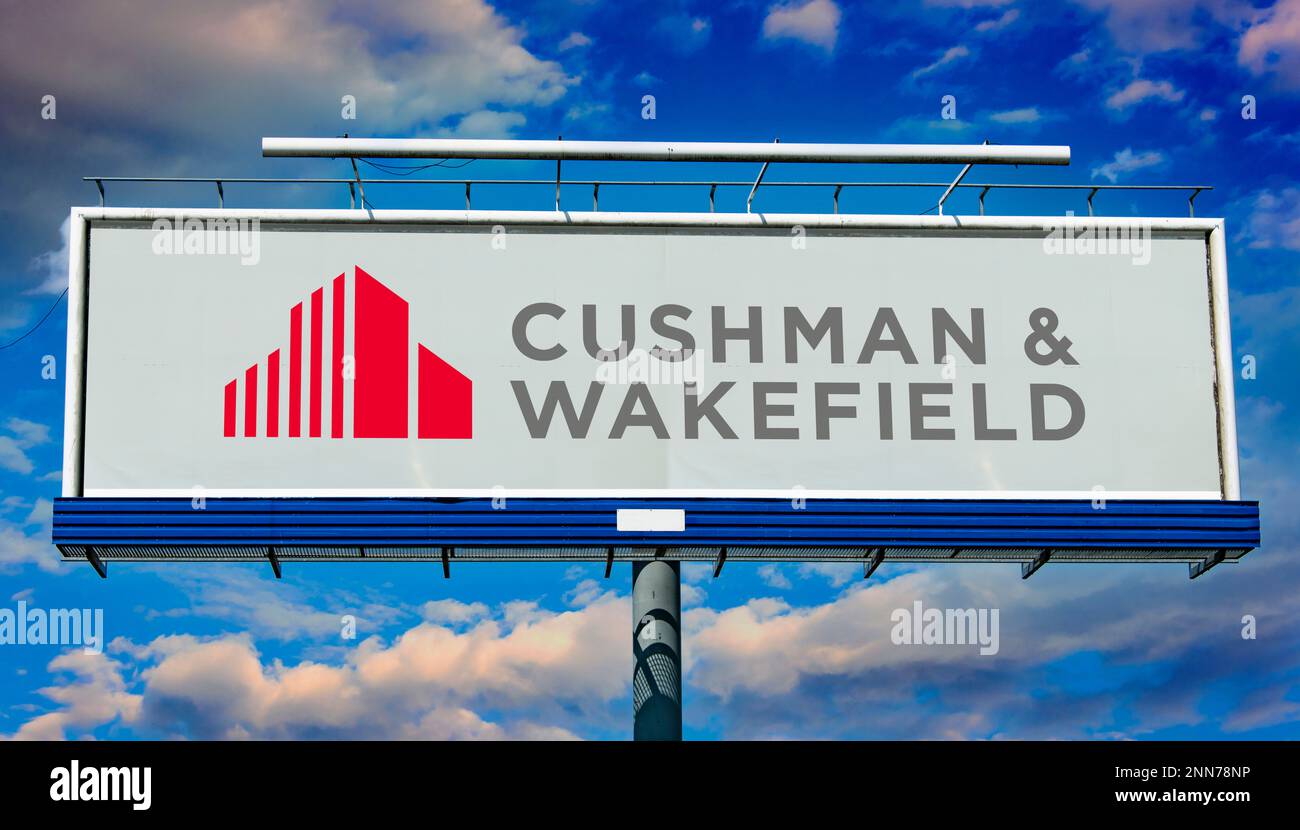 POZNAN, POL - 8 FÉVR. 2023: Panneau publicitaire affichant le logo de Cushman et Wakefield, une entreprise mondiale de services immobiliers commerciaux située dans Banque D'Images