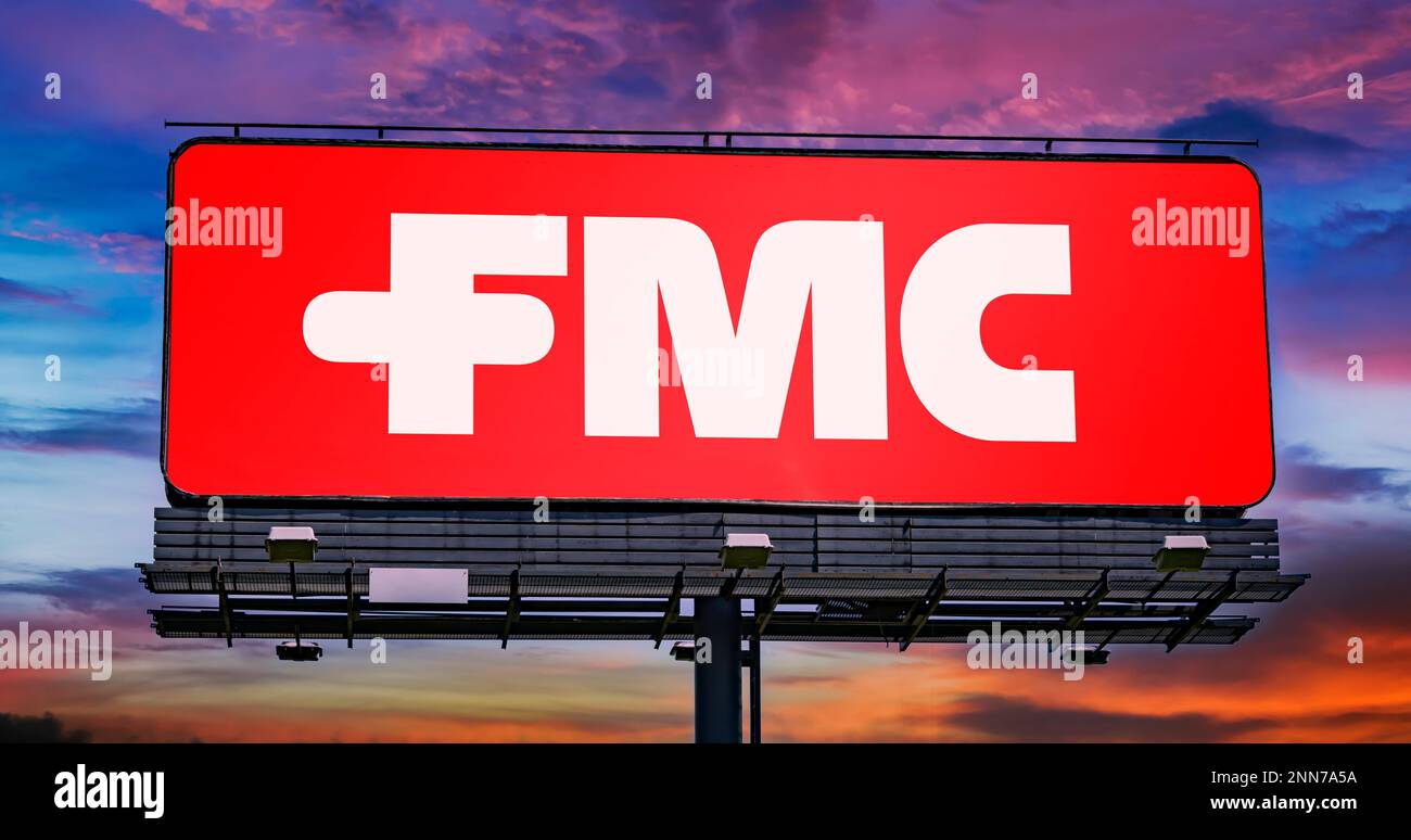 POZNAN, POL - 11 JANVIER 2023 : panneau publicitaire affichant le logo de FMC Corporation, une société de fabrication de produits chimiques basée à Philadelphie, Pennsy Banque D'Images