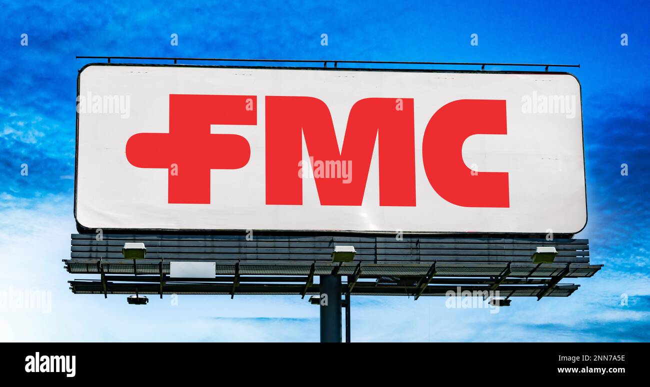POZNAN, POL - 11 JANVIER 2023 : panneau publicitaire affichant le logo de FMC Corporation, une société de fabrication de produits chimiques basée à Philadelphie, Pennsy Banque D'Images