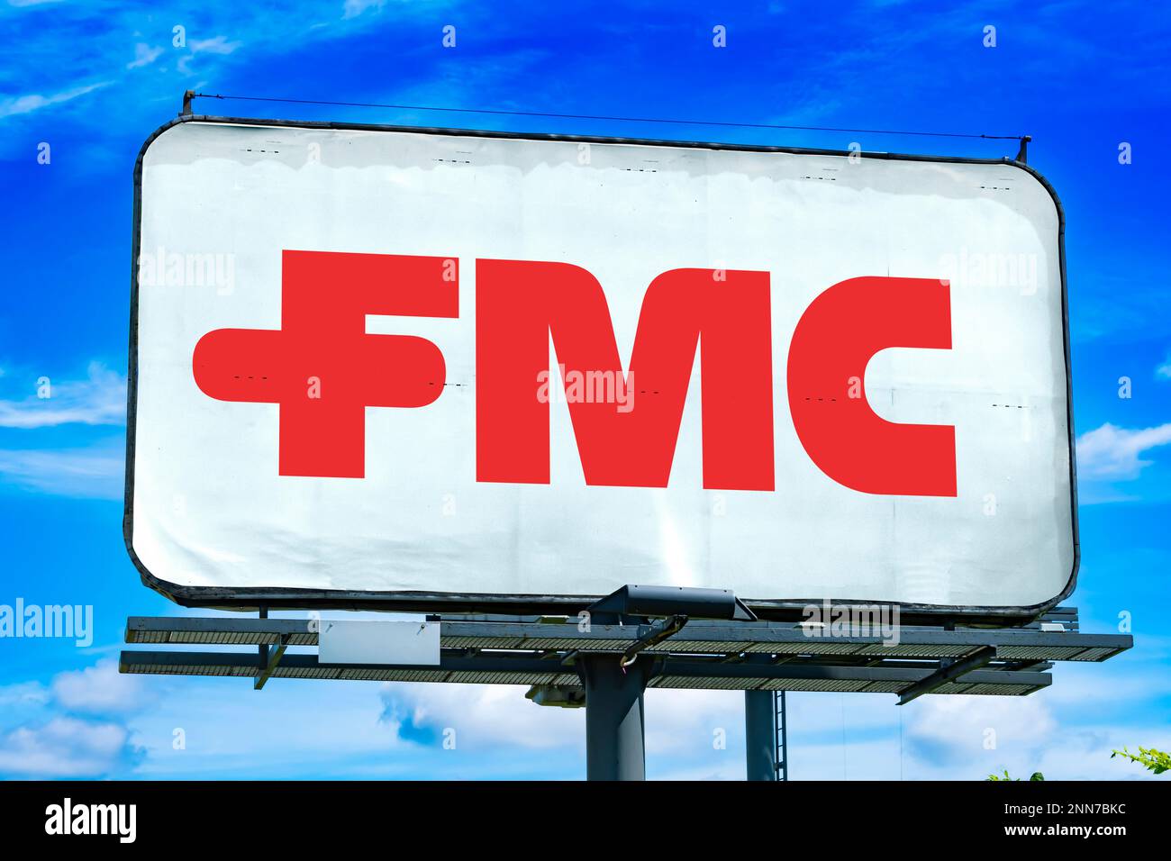 POZNAN, POL - 11 JANVIER 2023 : panneau publicitaire affichant le logo de FMC Corporation, une société de fabrication de produits chimiques basée à Philadelphie, Pennsy Banque D'Images