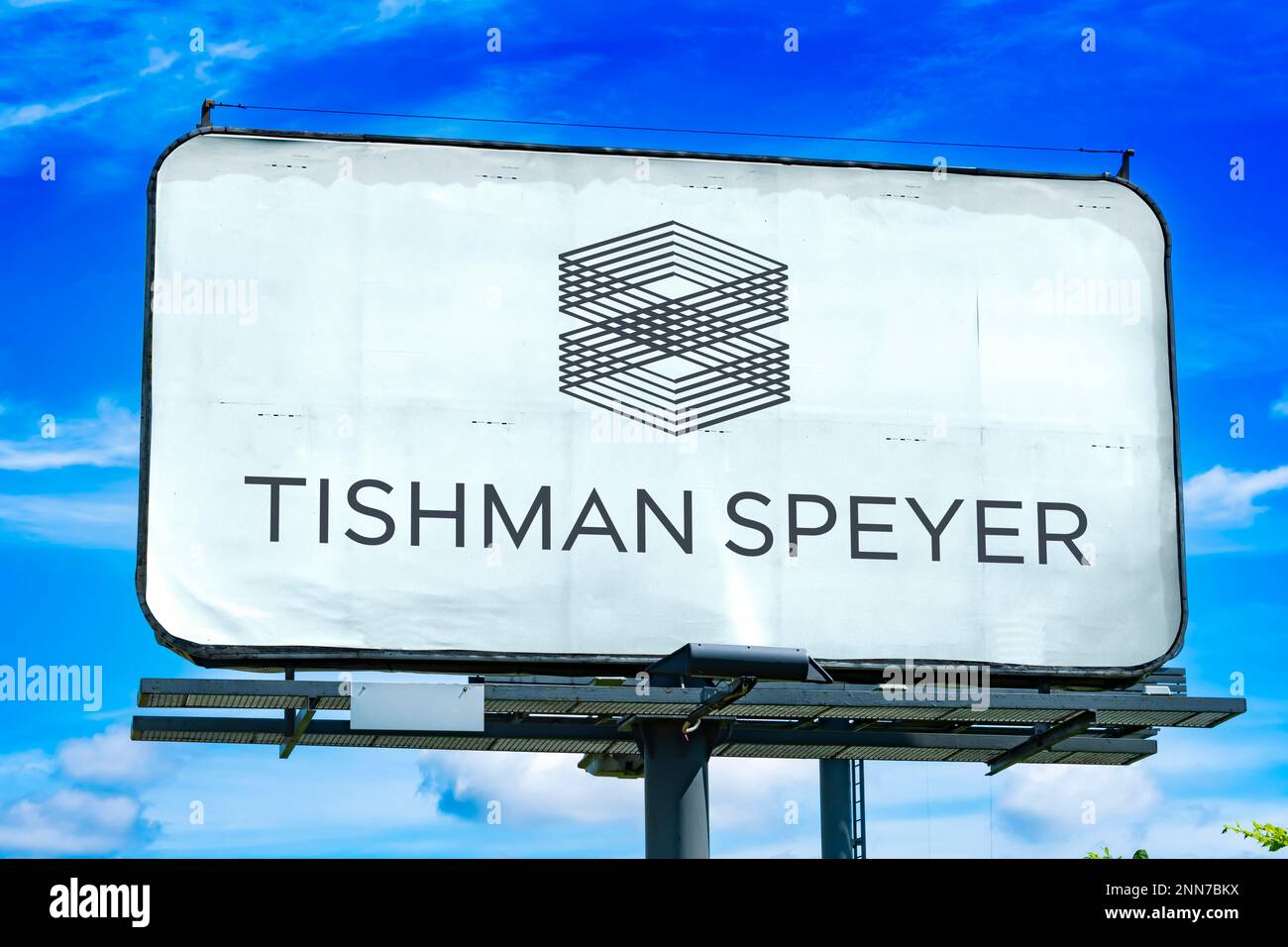 POZNAN, POL - 8 FÉVR. 2023: Panneau publicitaire affichant le logo de Tishman Speyer Properties, une société américaine qui investit dans l'immobilier Banque D'Images