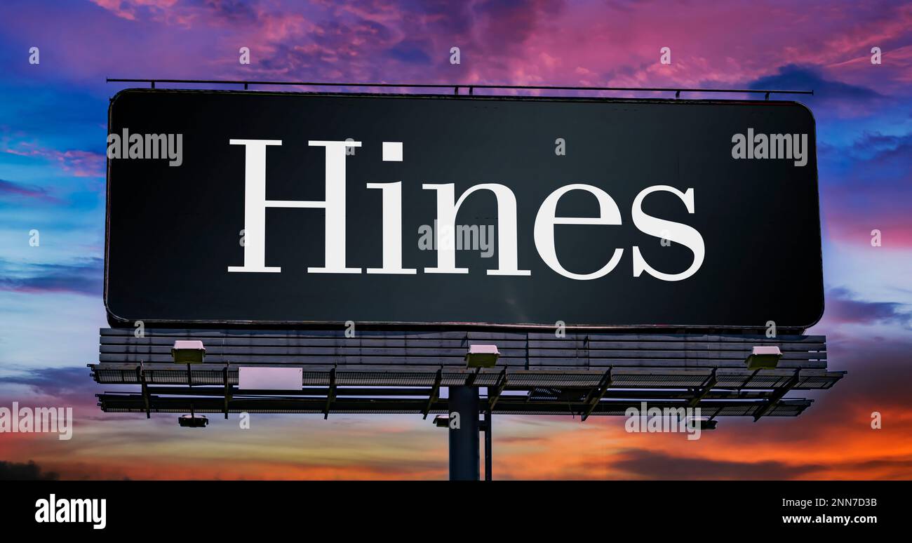 POZNAN, POL - 8 FÉVR. 2023: Panneau publicitaire affichant le logo de Hines intérêts Limited Partnership, une société privée qui investit dans un Banque D'Images