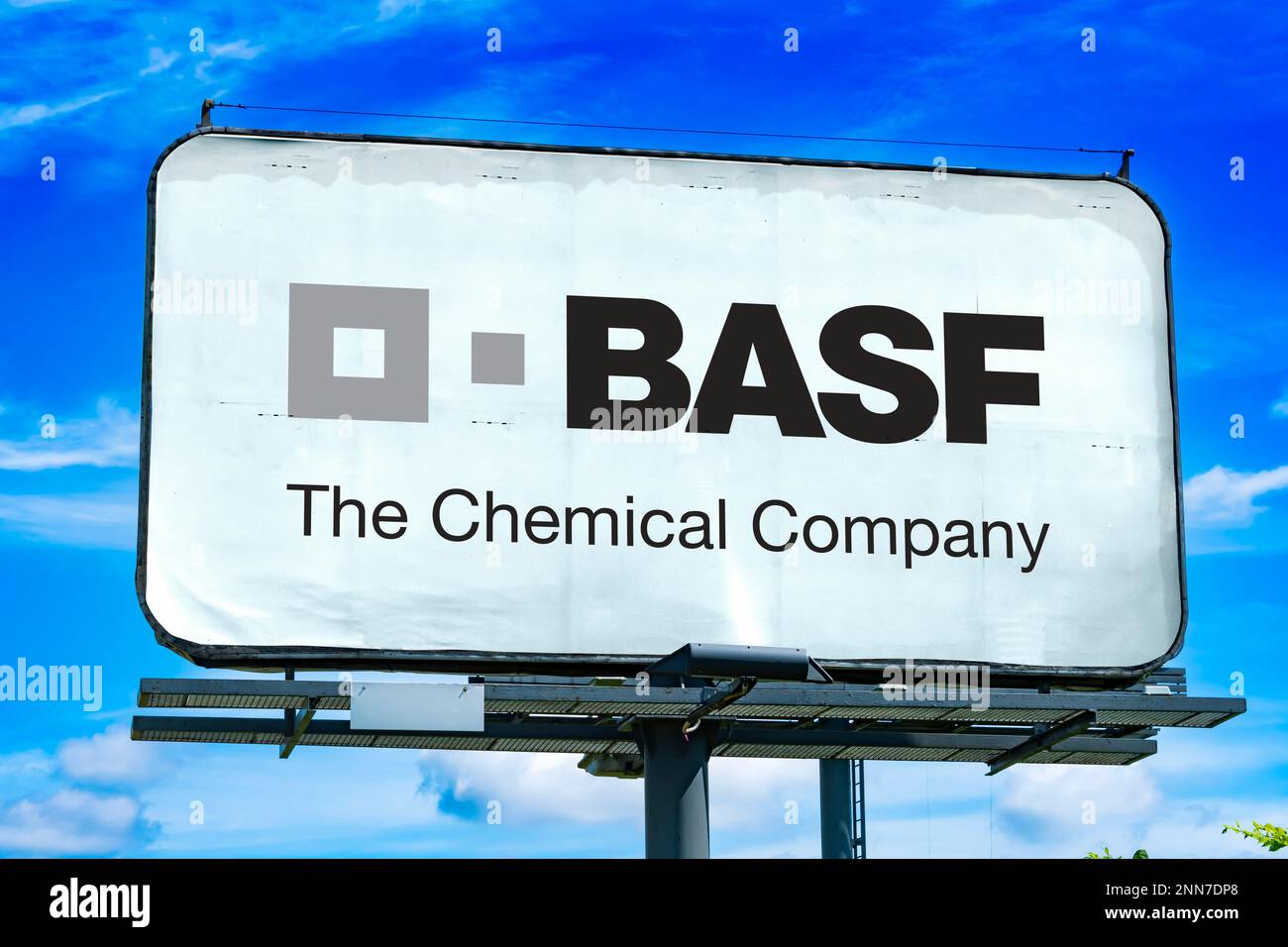 POZNAN, POL - 11 JANVIER 2023: Panneau publicitaire affichant le logo de  BASF, une société chimique et le plus grand producteur de produits chimiques  au monde, headqu Photo Stock - Alamy