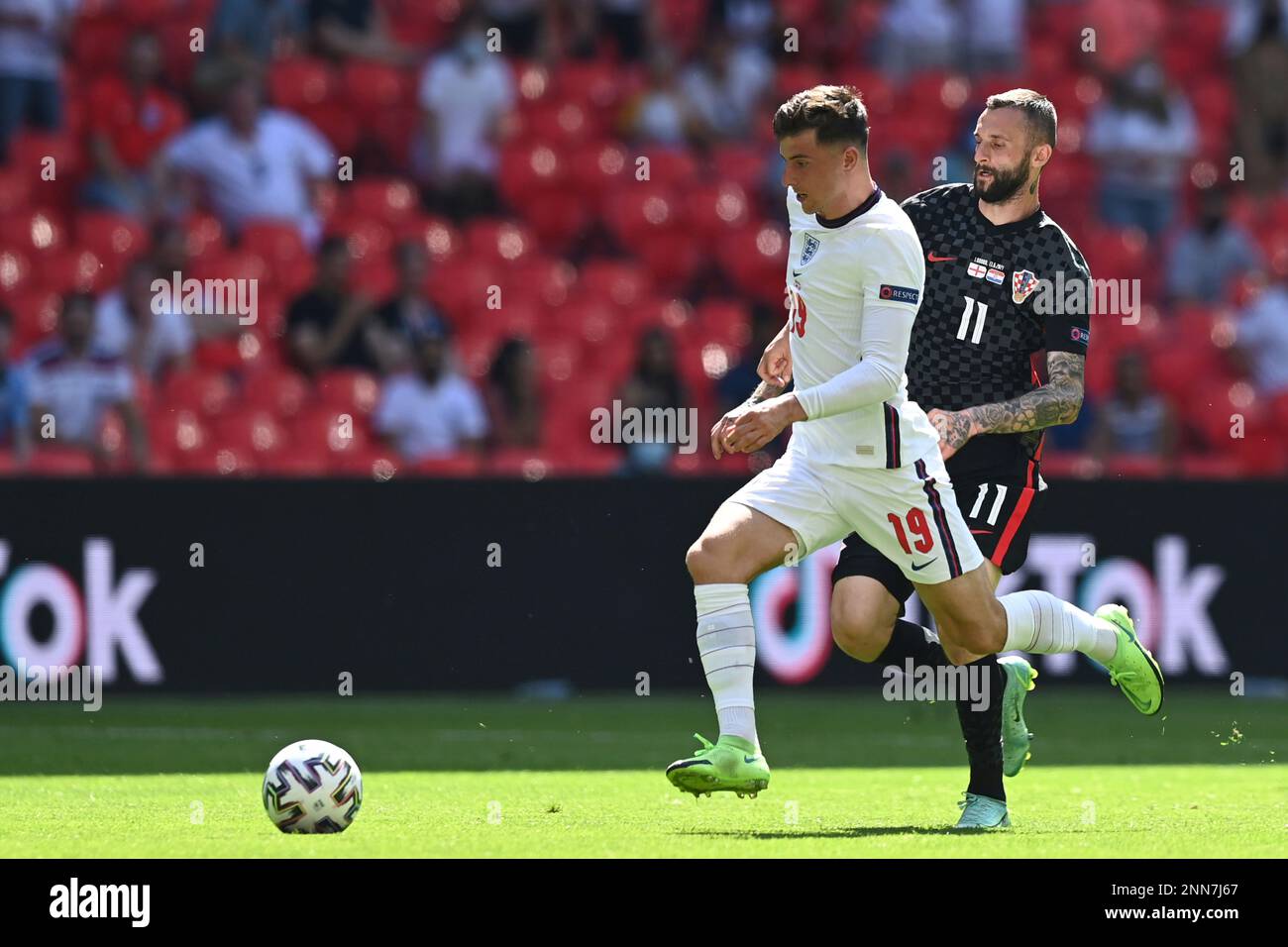 England's Mason Mount, left, is challenged by Croatia's Marcelo Brozovic during the Euro 2020 soccer championship group D match between England and Croatia at Wembley stadium in London, Sunday, June 13, 2021. (Glyn Kirk/Pool Photo via AP) Banque D'Images