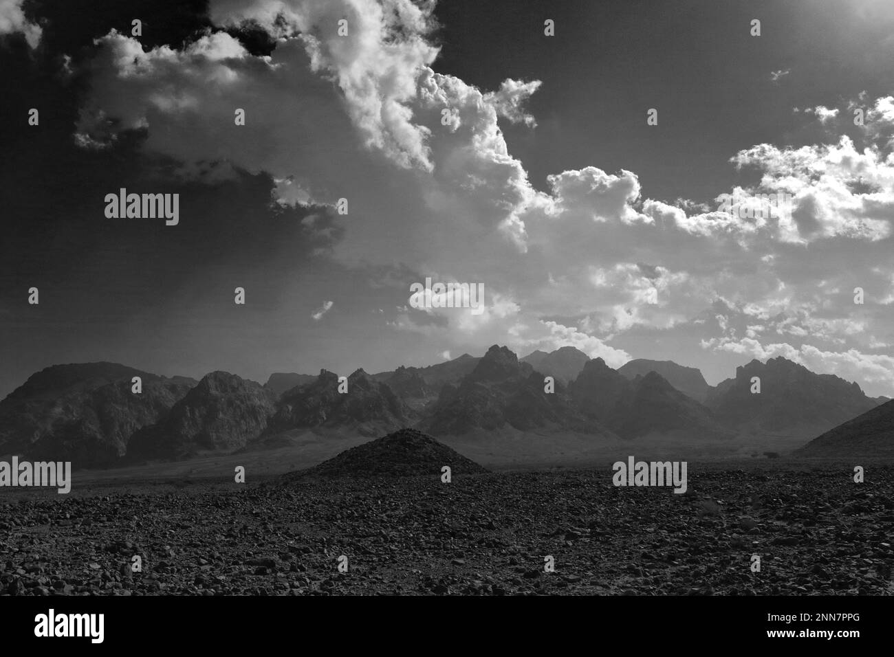 Vue sur le paysage rocheux de Hamada à Wadi Feynan, Al-Shalat, désert de Wadi Araba, centre-sud de la Jordanie, Moyen-Orient. Banque D'Images