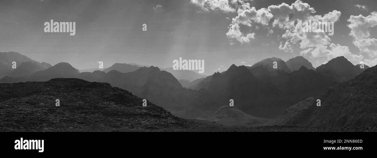 Vue sur le paysage rocheux de Hamada à Wadi Feynan, Al-Shalat, désert de Wadi Araba, centre-sud de la Jordanie, Moyen-Orient. Banque D'Images