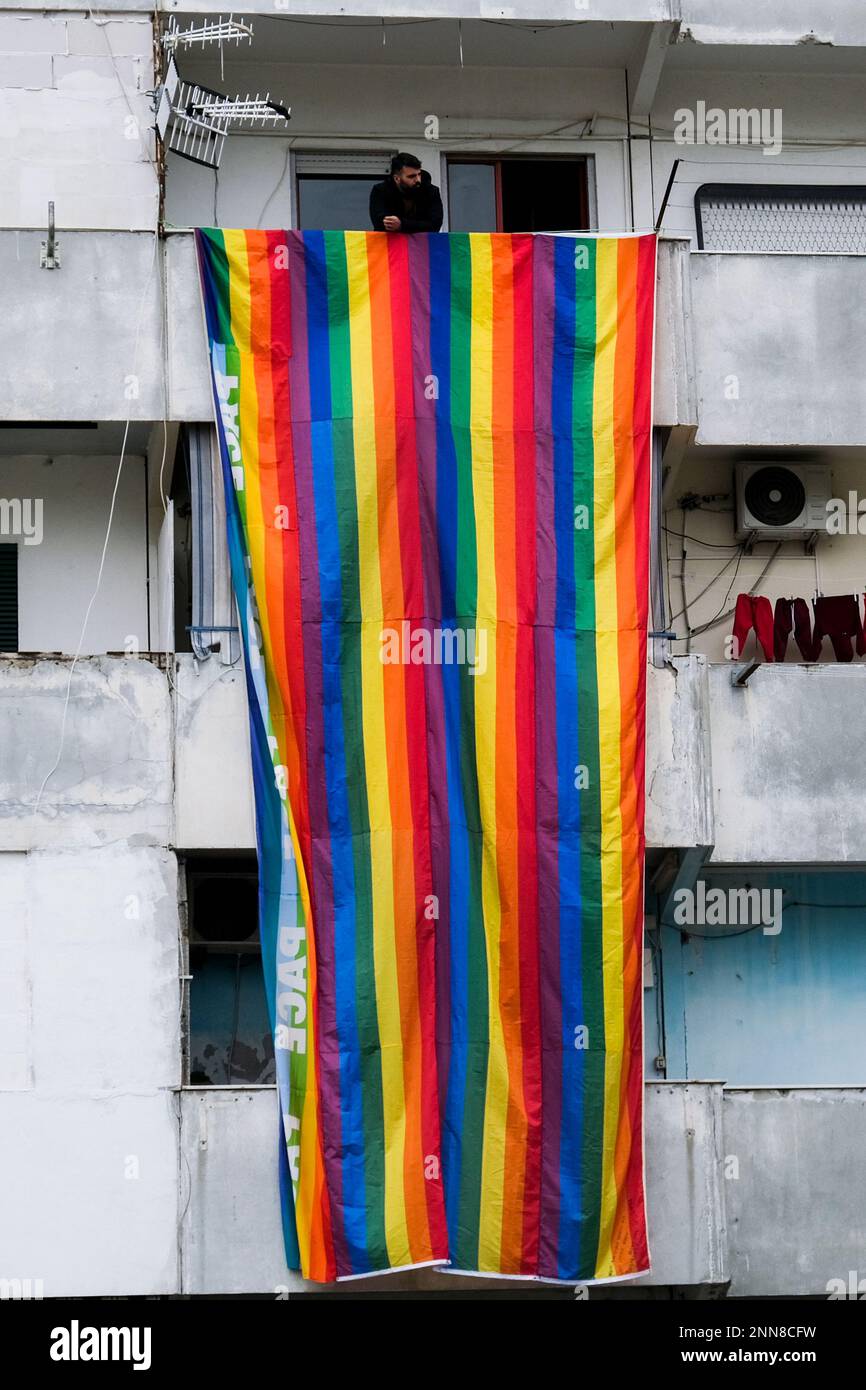 Un moment de paix marche à l'occasion du premier anniversaire de l'invasion russe de l'Ukraine, en dehors des voiles de Scampia, Naples, 25 février 2023. Banque D'Images