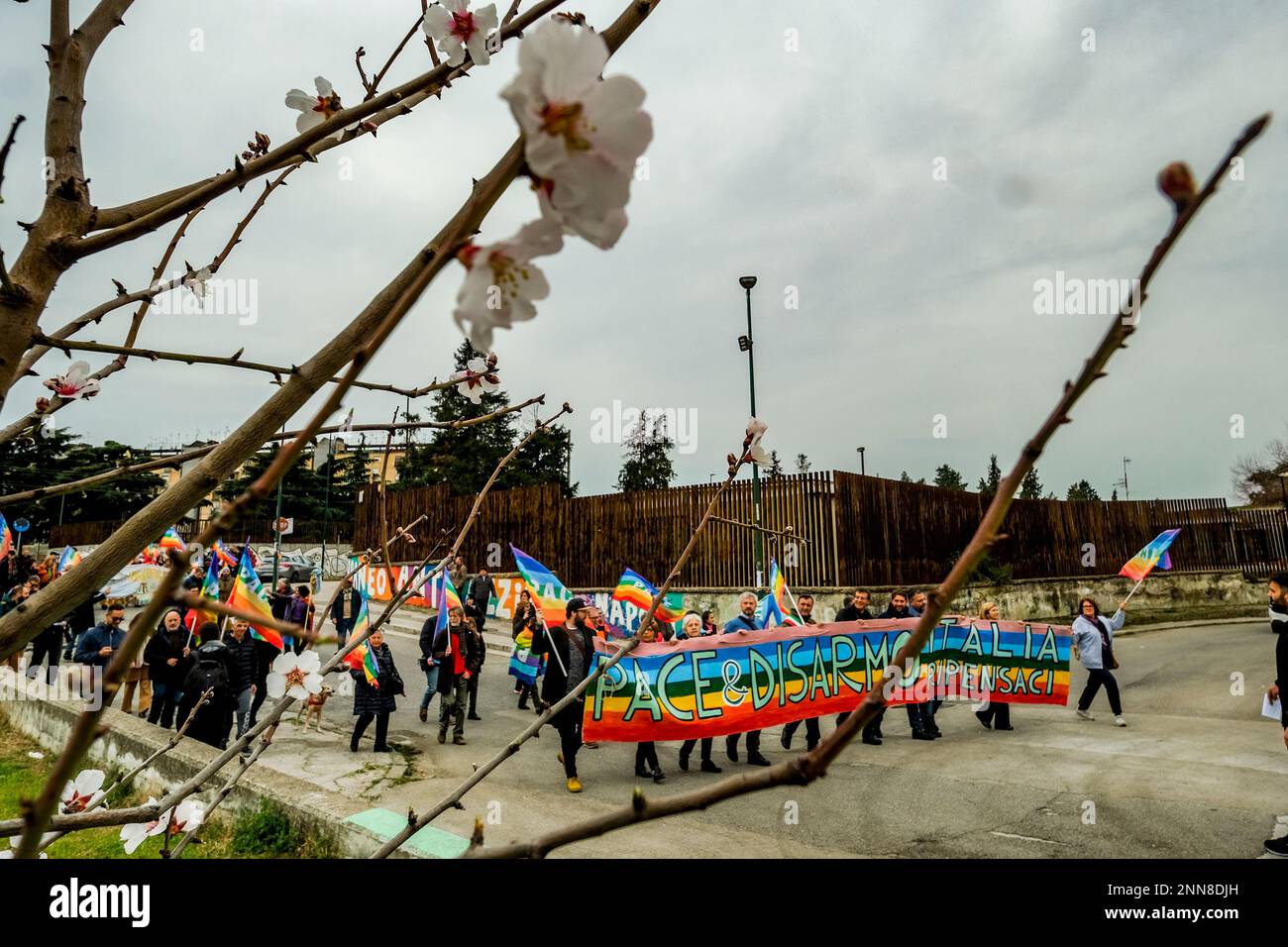 Un moment de paix marche à l'occasion du premier anniversaire de l'invasion russe de l'Ukraine, en dehors des voiles de Scampia, Naples, 25 février 2023. Banque D'Images