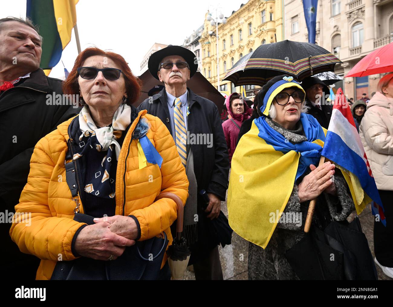 Les gens se réunissent pour montrer leur soutien à l'Ukraine, à l'occasion du premier anniversaire de l'invasion russe, sur la place Jélacique de Ban Josip, à Zagreb, en Croatie, sur 25 février 2023. Le rassemblement est organisé par l'ambassade d'Ukraine, la ville de Zagreb et la communauté ukrainienne de la ville de Zagreb. Photo: Marko Lukunic/PIXSELOL Banque D'Images