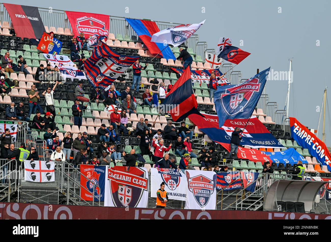 Venise, Italie. 25th févr. 2023. Cagliari Calcio supporters lors de Venezia FC vs Cagliari Calcio, match de football italien série B à Venise, Italie, 25 février 2023 crédit: Agence de photo indépendante/Alamy Live News Banque D'Images