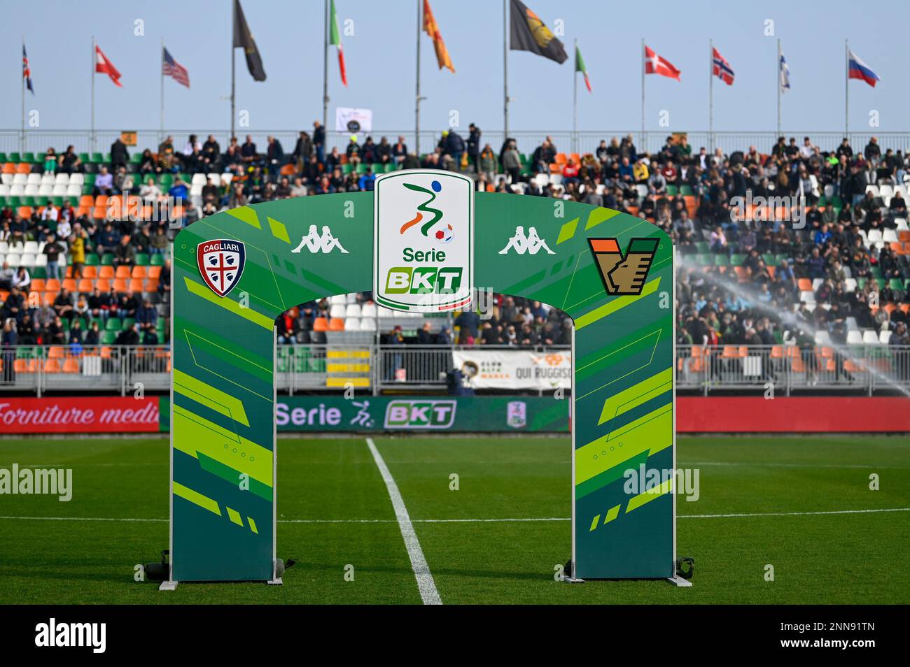 Venise, Italie. 25th févr. 2023. Alignement d'arc BKT pendant Venezia FC vs Cagliari Calcio, football italien série B match à Venise, Italie, 25 février 2023 crédit: Agence de photo indépendante/Alamy Live News Banque D'Images