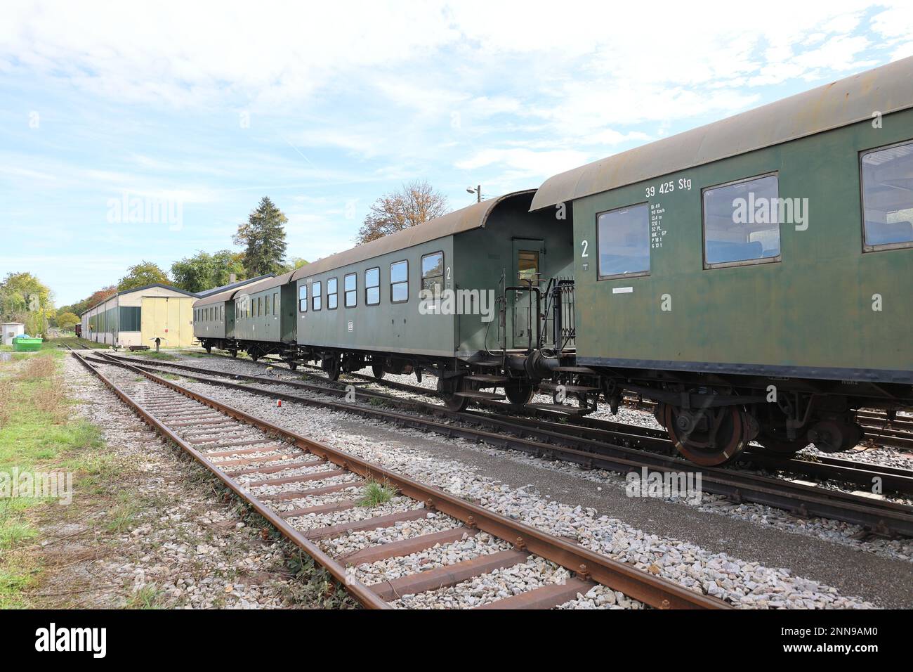 Vieux wagon de chemin de fer sur la voie d'évitement à la gare de Weissach Banque D'Images