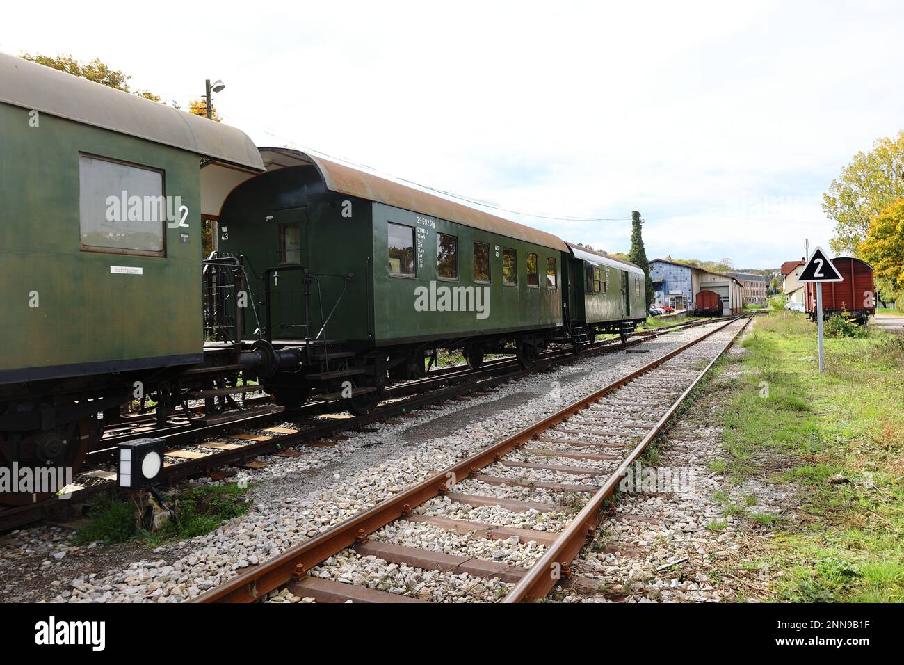 Vieux wagon de chemin de fer sur la voie d'évitement à la gare de Weissach Banque D'Images