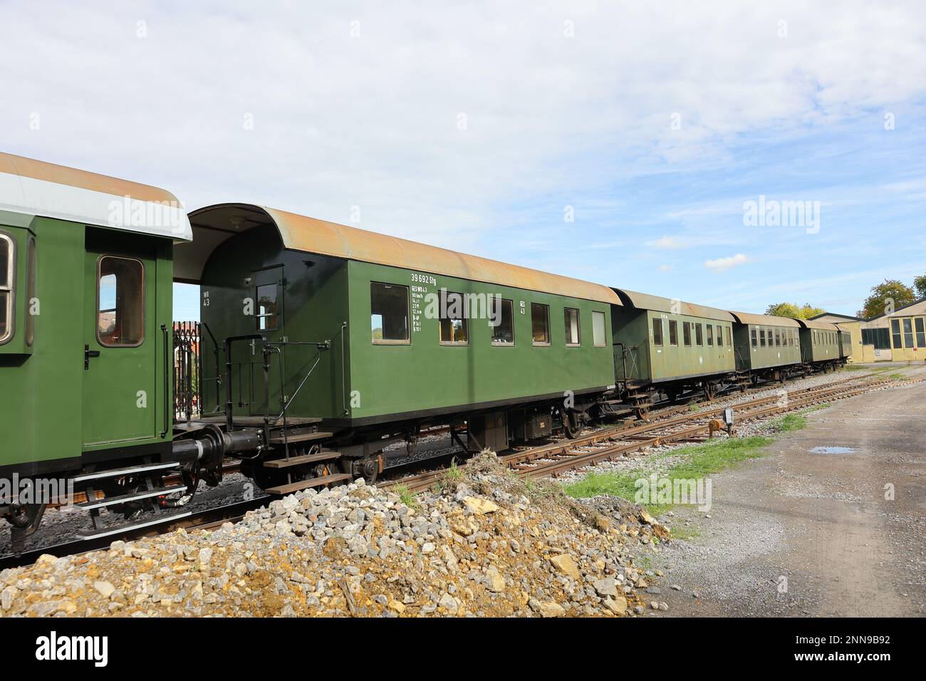 Vieux wagon de chemin de fer sur la voie d'évitement à la gare de Weissach Banque D'Images