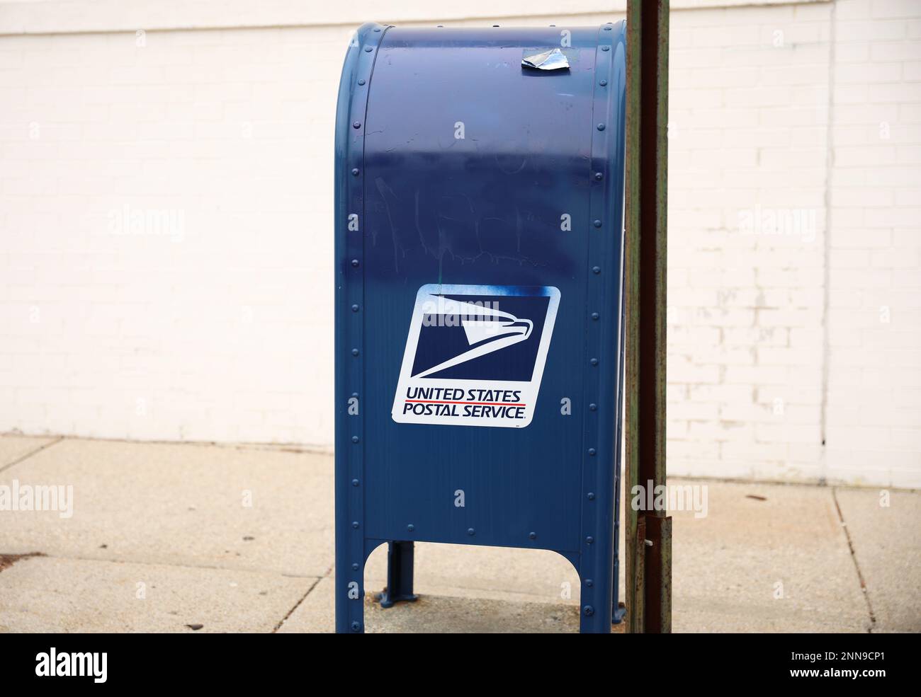 providence, rhode Island, Etats-Unis - 25 février 2023: service postal des etats-unis boîte postale et camion pour la livraison du courrier Banque D'Images