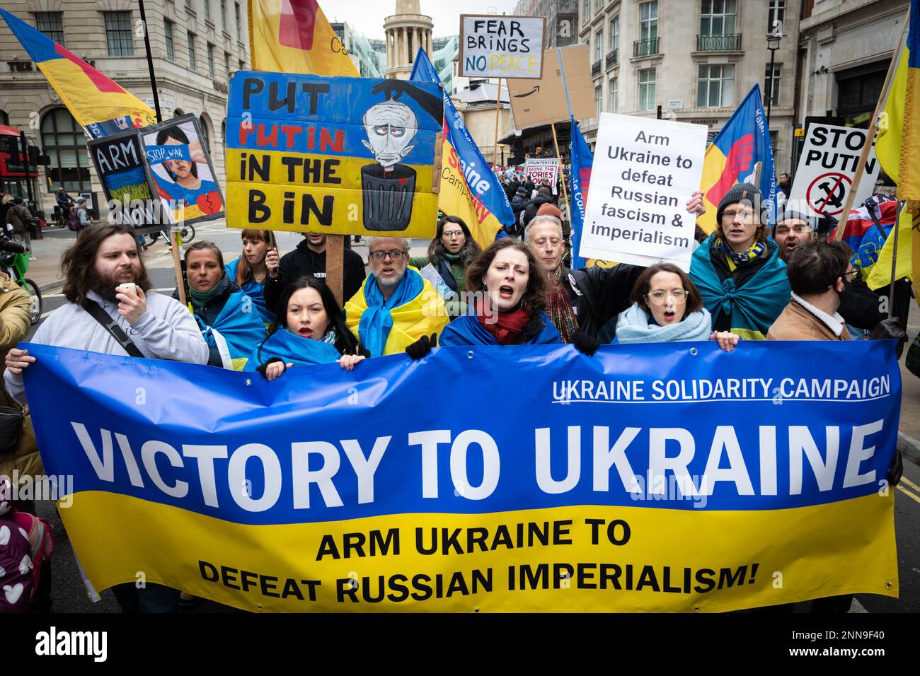 Londres, Royaume-Uni. 25th févr. 2023. Les supporters ukrainiens défilent dans la ville pour soutenir l'OTAN qui aide le pays à vaincre la Russie. Il y a un an, la Russie envahissait l'Ukraine, entraînant la mort de milliers de personnes. Le mouvement Halte à la guerre veut voir des pourparlers de paix se produire, pas l'armement d'une guerre en cours qui ne profite qu'aux fabricants d'armes. Credit: Andy Barton/Alay Live News Banque D'Images