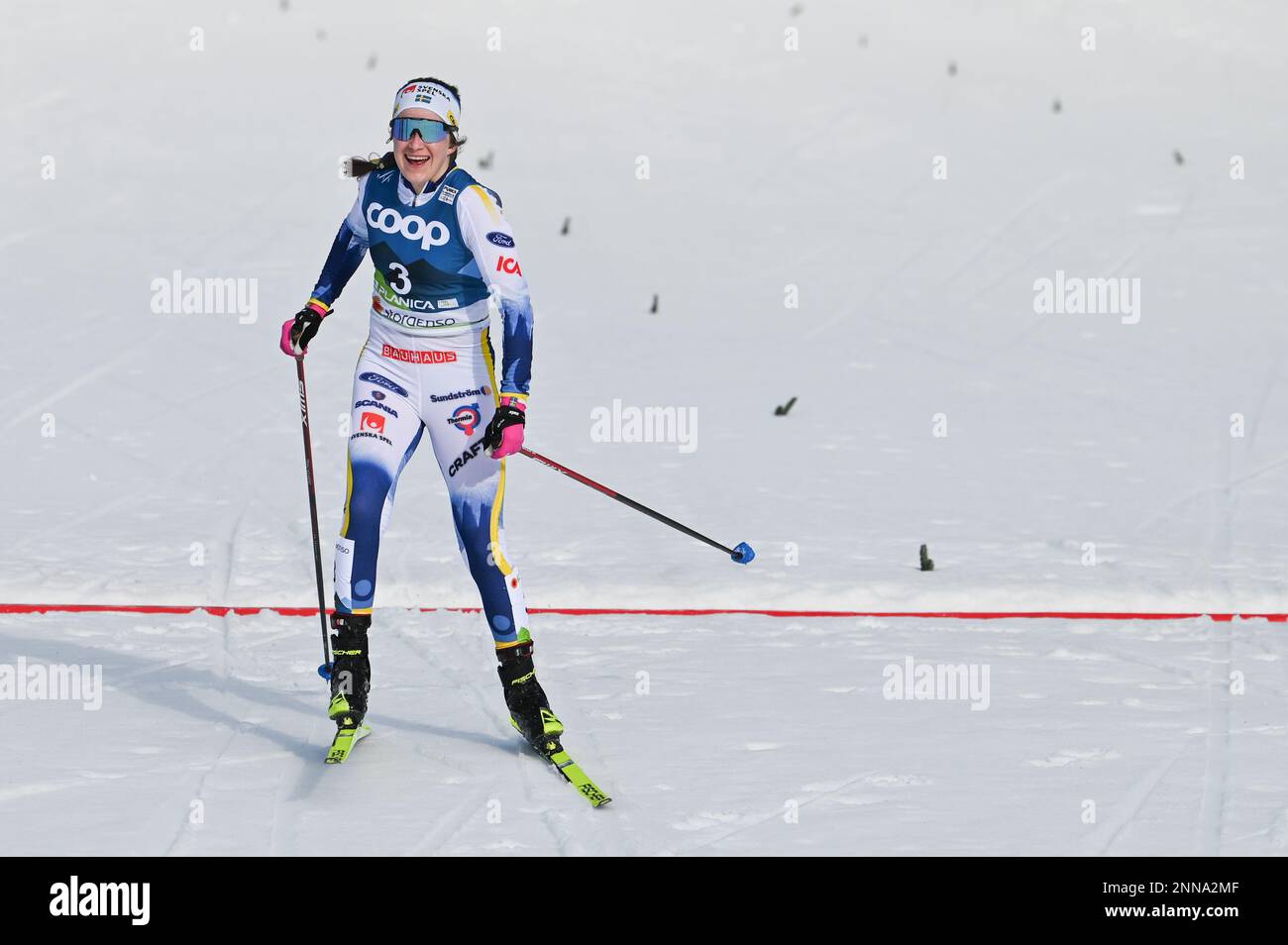 Ebba Andersson, de Suède, remporte le skiathlon féminin aux Championnats du monde de ski nordique 2023 de la FIS à Planica, en Slovénie, au 25 février 2023. Banque D'Images