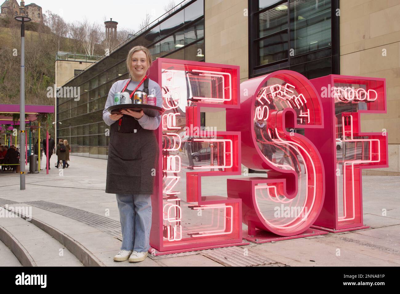 Édimbourg, Royaume-Uni, 25 février 2023 : serveuse Cliona O'Connell, 22 ans, à l'ouverture du marché alimentaire de la ville sept jours par semaine. photo: TERRY MURDEN / Alay Banque D'Images