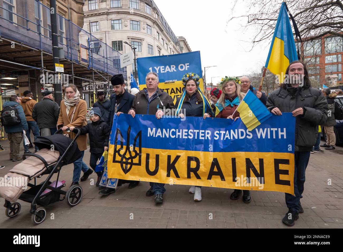 Manchester se tient avec l'Ukraine banner.le samedi 25th février 2023 a vu une marche et un rassemblement à Manchester UK pour soutenir l'Ukraine après l'anniversaire d'un an, le vendredi 24th février, de l'invasion russe. Centre-ville de Manchester.Royaume-Uni. Photo: Garyroberts/worldwidefeatures.com Banque D'Images