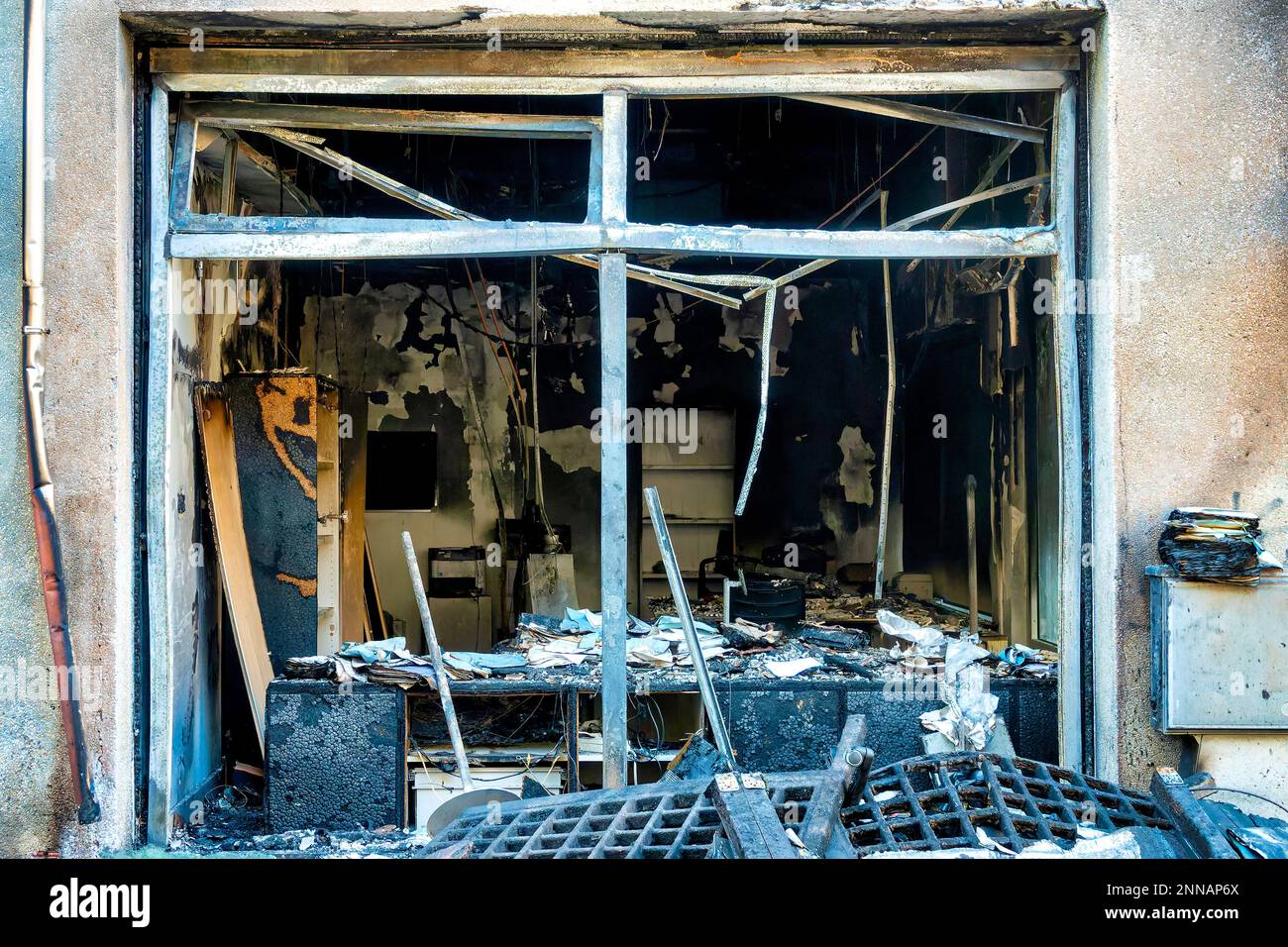 Gros plan d'une boutique vide brûlée, Pescara, Italie Banque D'Images