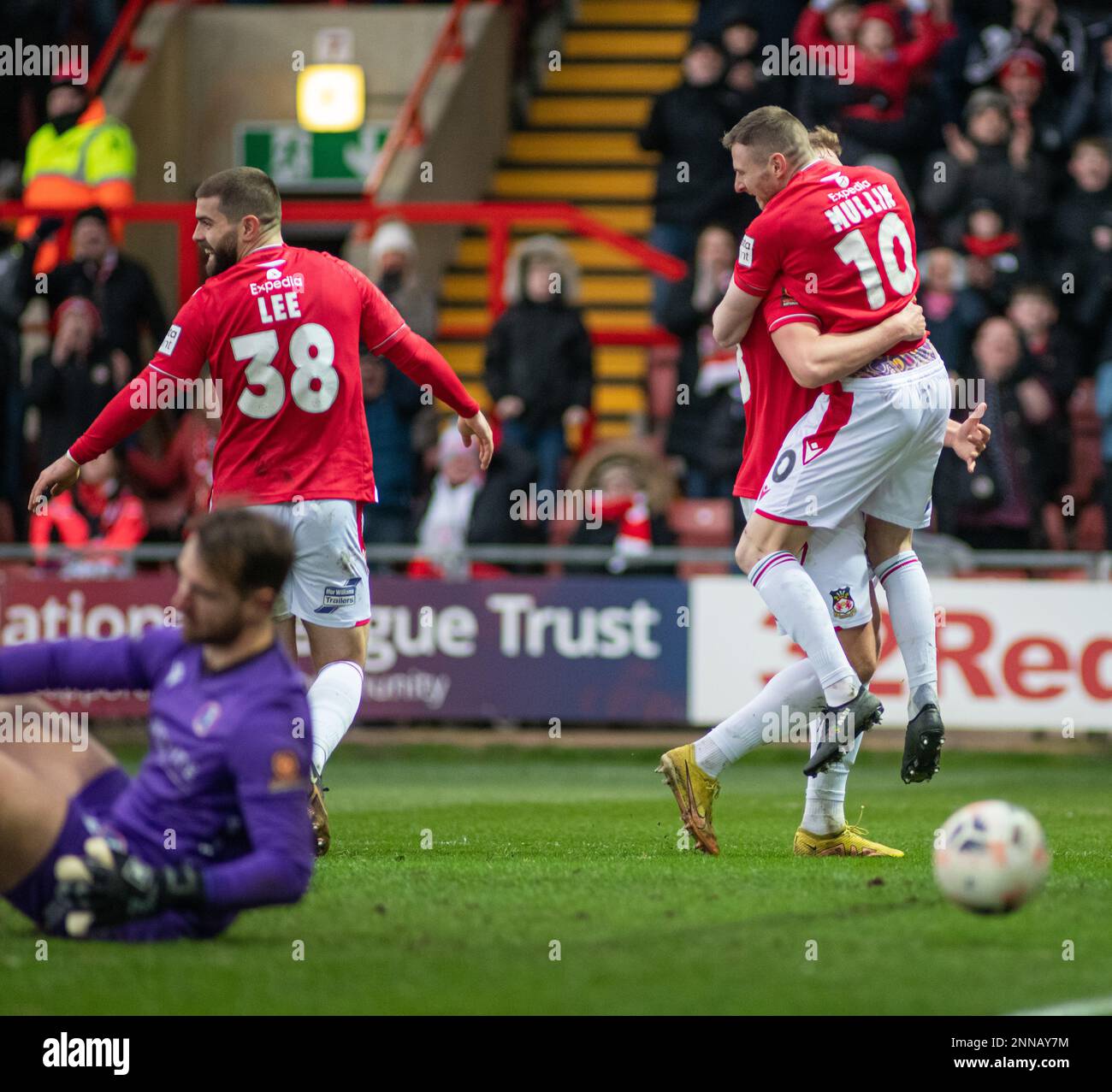 Wrexham, Wrexham County Borough, pays de Galles. 25th février 2023. Elliot Lee et Paul Mullin de Wrexham célèbrent le but de Sam Dalby, lors du club de football de l'association Wrexham V Dorking Wanderers au terrain de course, dans la Vanarama National League. (Image de crédit : ©Cody Froggatt/Alamy Live News) Banque D'Images