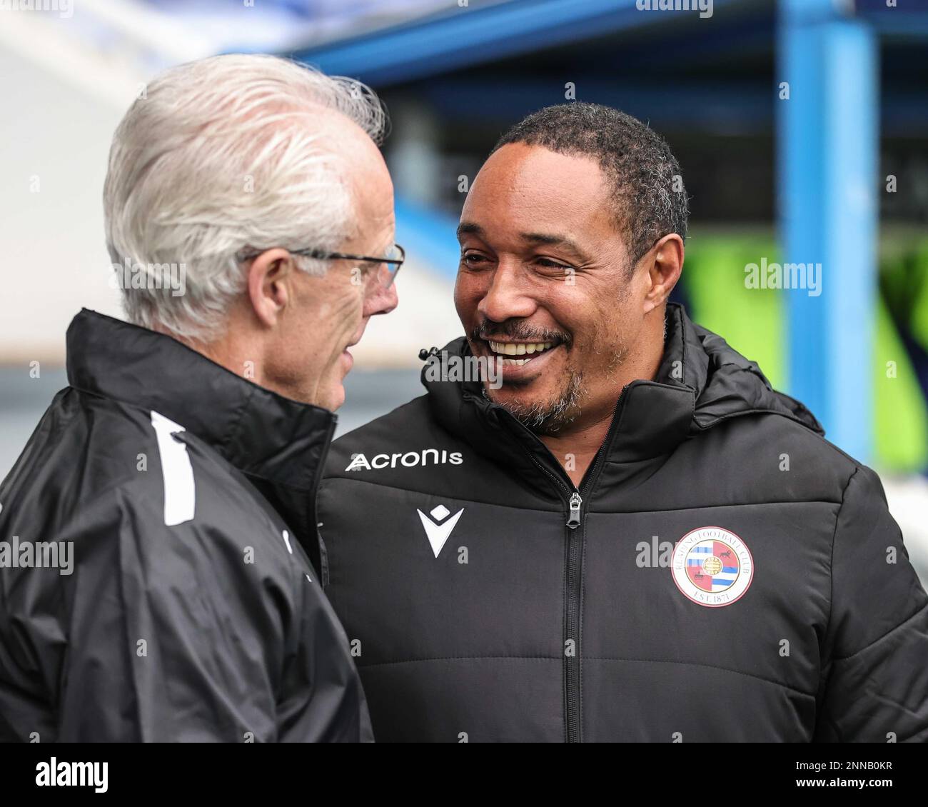 Reading, Royaume-Uni. 25th févr. 2023. Paul Ince Manager de Reading salue Mick McCarthy Manager de Blackpool pendant le match de championnat Sky Bet Reading vs Blackpool au Select car Leasing Stadium, Reading, Royaume-Uni, 25th février 2023 (photo de Mark Cosgrove/News Images) à Reading, Royaume-Uni le 2/25/2023. (Photo de Mark Cosgrove/News Images/Sipa USA) crédit: SIPA USA/Alay Live News Banque D'Images