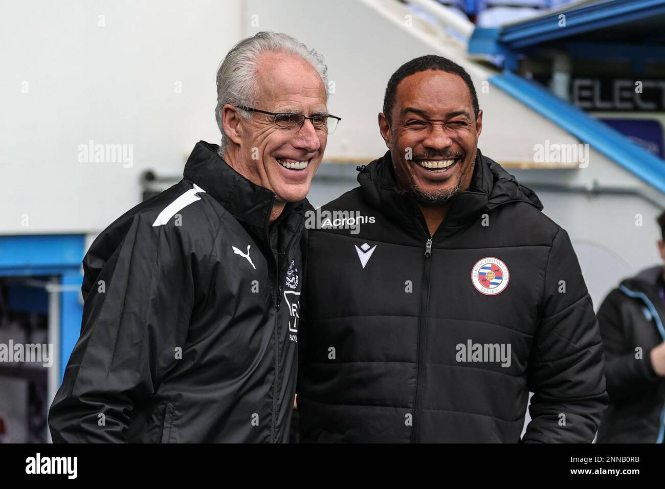 Reading, Royaume-Uni. 25th févr. 2023. Paul Ince Manager de Reading salue Mick McCarthy Manager de Blackpool pendant le match de championnat Sky Bet Reading vs Blackpool au Select car Leasing Stadium, Reading, Royaume-Uni, 25th février 2023 (photo de Mark Cosgrove/News Images) à Reading, Royaume-Uni le 2/25/2023. (Photo de Mark Cosgrove/News Images/Sipa USA) crédit: SIPA USA/Alay Live News Banque D'Images