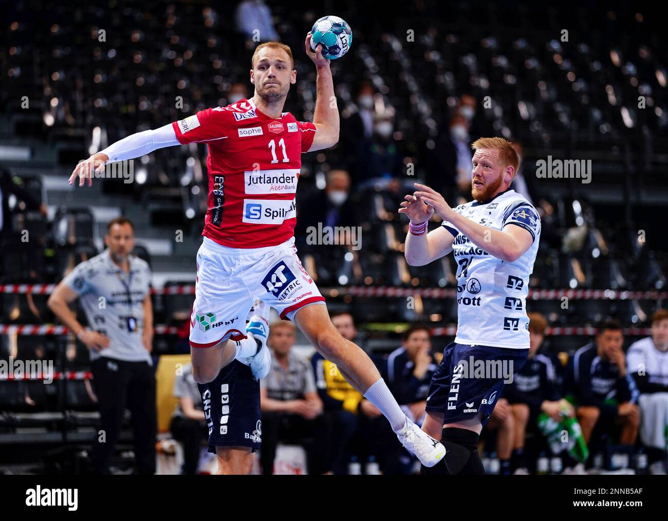 Aalborg's Lukas Sandell, left, and Flensburg's Jim Gottfridsson fight for the ball during a Handball Champions League quarterfinal second leg match between SG Flensburg-Handewitt and Aalborg HB in Flensburg, Germany, Wednesday May 19, 2021. (Axel Heimken/DPA via AP) Banque D'Images