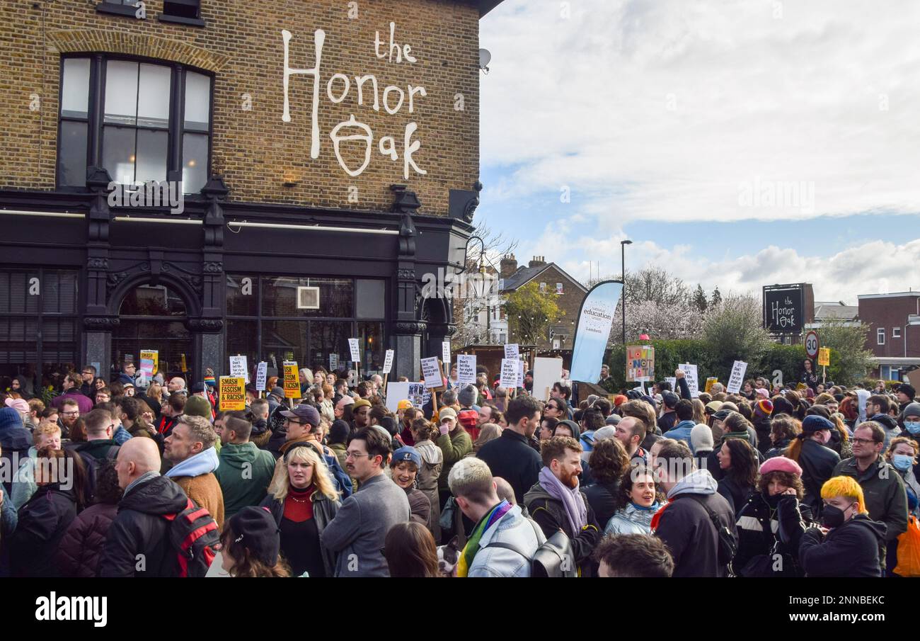 Londres, Royaume-Uni. 25th février 2023. LGBTQ+ Supporters à l'extérieur de Honour Oak Pub à Lewisham. D'énormes foules se sont rassemblées en faveur de la reine Drag that Girl, qui a organisé un événement de contes au pub, avec une poignée de manifestants d'extrême droite qui se sont réunis près du lieu. Credit: Vuk Valcic/Alamy Live News Banque D'Images