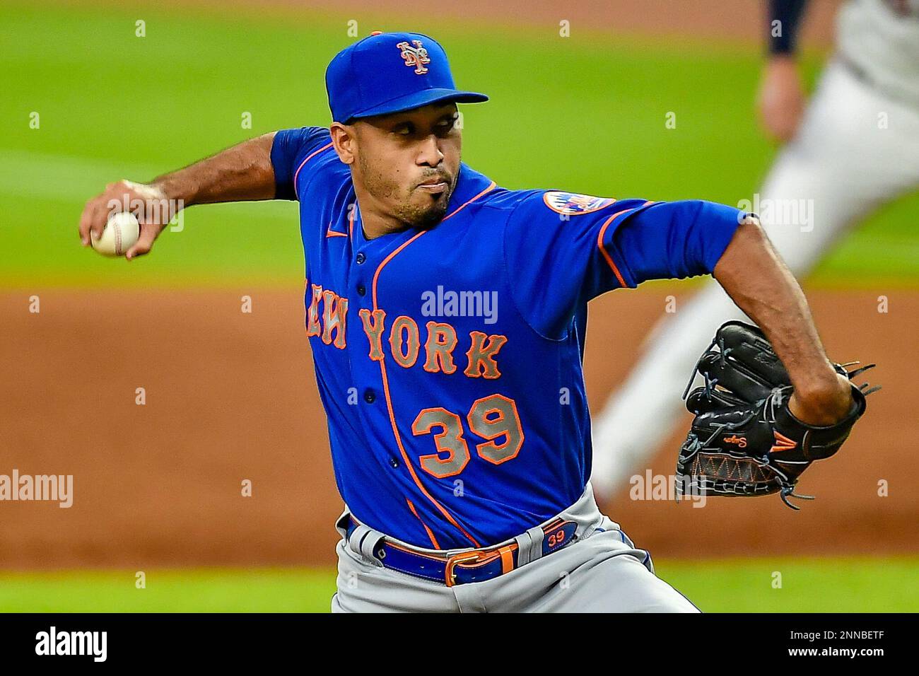ATLANTA, GA – MAY 17: New York relief pitcher Edwin Diaz (39) throws a pitch during the MLB game between the New York Mets and the Atlanta Braves on May 17th, 2021 at Truist Park in Atlanta, GA. (Photo by Rich von Biberstein/Icon Sportswire) (Icon Sportswire via AP Images) Banque D'Images