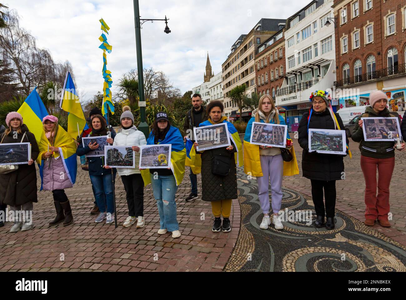 Bournemouth, Dorset, Royaume-Uni. 25th février 2023. La Communauté ukrainienne Dorset, formée à l’aide de l’Ukraine, organise une marche pacifique pour l’anniversaire de la guerre qui marquera un an depuis le début de la guerre, commémorant un an depuis l’invasion de la Russie le 24 février 2022. La Communauté ukrainienne Dorset a été formée au début de la guerre en tant que groupe de soutien pour les Ukrainiens et les réfugiés ukrainiens vivant à Dorset - ils livrent des dépliants, remerciant ceux qui ont continué aux soutenir et montrent des photos de leur pays déchiré par la guerre. Crédit : Carolyn Jenkins/Alay Live News Banque D'Images