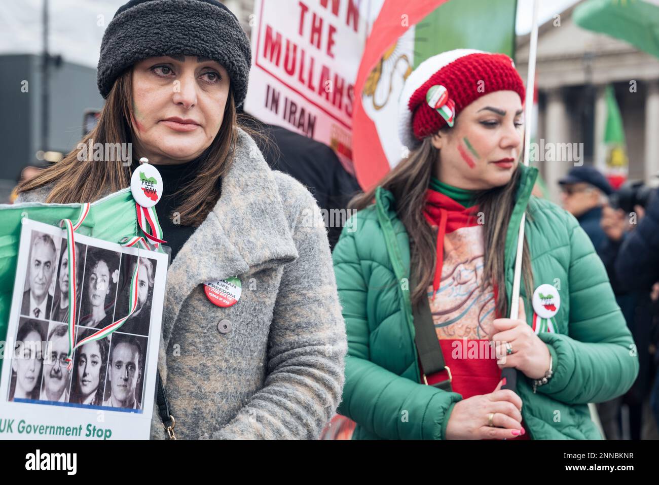 Londres, Royaume-Uni, 25 février 2023. Une marche vers Trafalgar Square pour protester contre la violence en cours du régime iranien contre leur propre peuple et pour soutenir la révolution de la liberté de la vie des femmes en Iran. (Tennessee Jones - Alamy Live News) Banque D'Images