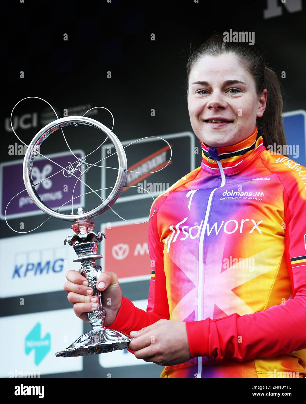 La Lotte Kopecky belge de SD Worx célèbre sur le podium après avoir