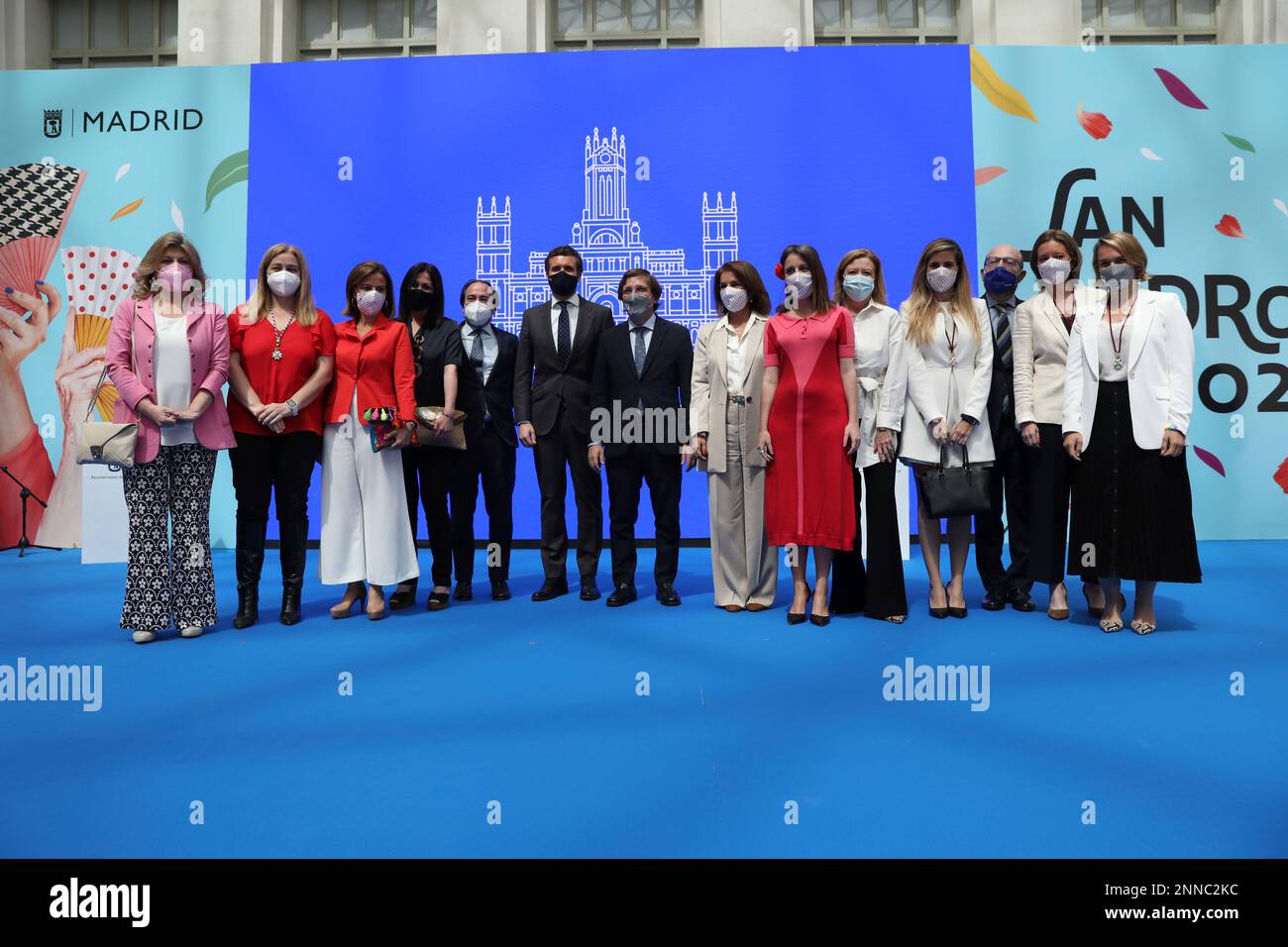 Family photo during the presentation of the Medals of Honor, Gold and Silver of the Madrid City Council on the occasion of the feast of San Isidro, on May 15, 2021, in Madrid (Spain). The Medal of Honor of the Madrid City Council is a distinction that has been awarded in previous legislatures to all the mayors that the capital has had since the establishment of democracy. 15 MAY 2021;MEDAL;SAN ISIDRO;MADRID;CITY COUNCIL I.Infantes.POOL / Europa Press 05/15/2021 (Europa Press via AP) Banque D'Images