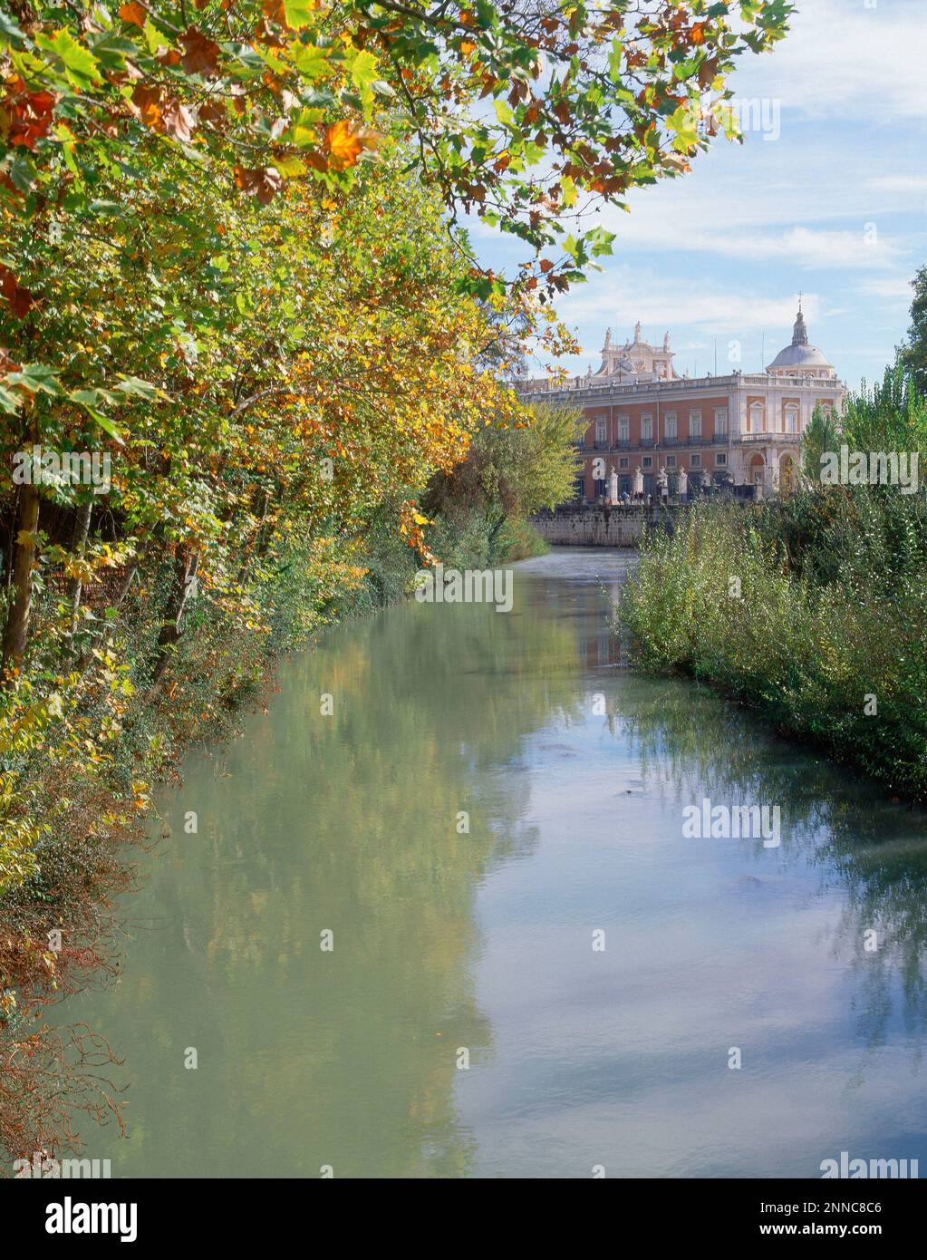 CANAL DEL RIO TAJO JUNTO AL PALACIO REAL DE ARANJUEZ. EMPLACEMENT : PALACIO REAL-JARDIN DEL PARTERRE. ARANJUEZ. MADRID. ESPAGNE. Banque D'Images