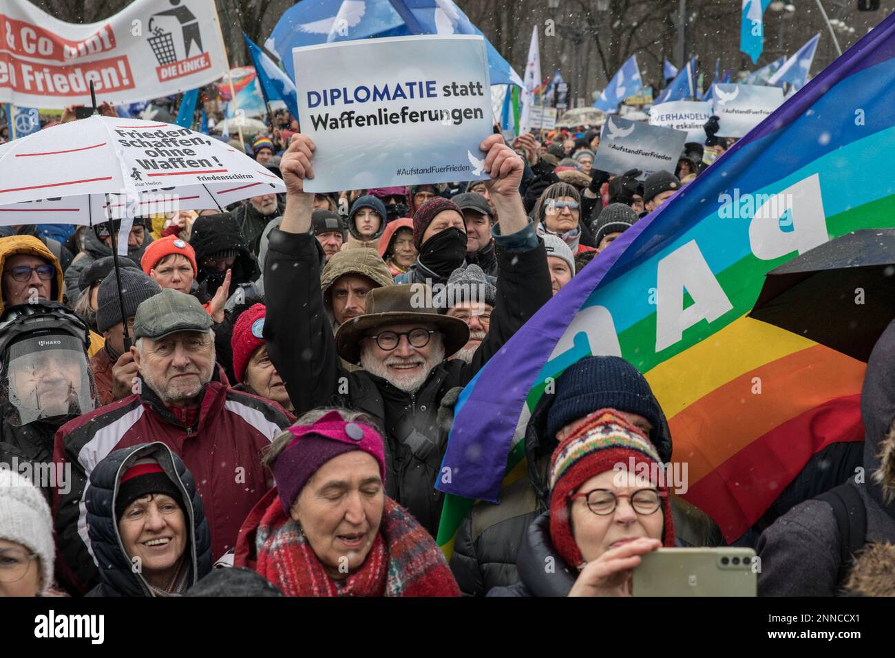 Des milliers de personnes se sont rassemblées samedi, 25 février 2023, à la porte de Brandebourg à Berlin pour protester contre la livraison d'armes à l'Ukraine. Le rassemblement "Aufstand für den Frieden" (soulèvement pour la paix) a été appelé par le politicien Sahra Wagenknecht et le féministe Alice Schwarzer. La police a estimé qu'environ 13 000 personnes ont assisté à l'événement, tandis que Wagenknecht a affirmé que 50 000 étaient présentes. Les participants ont exigé des négociations de paix avec la Russie et l'arrêt des livraisons d'armes à l'Ukraine. L'événement a commencé par des discours de l'actrice Corinna Kirchhoff, de l'éducateur Hans-Peter Waldrich, et RE Banque D'Images