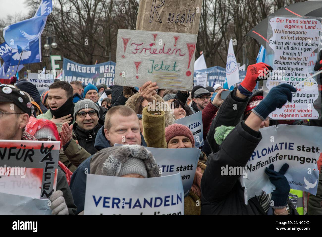 Des milliers de personnes se sont rassemblées samedi, 25 février 2023, à la porte de Brandebourg à Berlin pour protester contre la livraison d'armes à l'Ukraine. Le rassemblement "Aufstand für den Frieden" (soulèvement pour la paix) a été appelé par le politicien Sahra Wagenknecht et le féministe Alice Schwarzer. La police a estimé qu'environ 13 000 personnes ont assisté à l'événement, tandis que Wagenknecht a affirmé que 50 000 étaient présentes. Les participants ont exigé des négociations de paix avec la Russie et l'arrêt des livraisons d'armes à l'Ukraine. L'événement a commencé par des discours de l'actrice Corinna Kirchhoff, de l'éducateur Hans-Peter Waldrich, et RE Banque D'Images