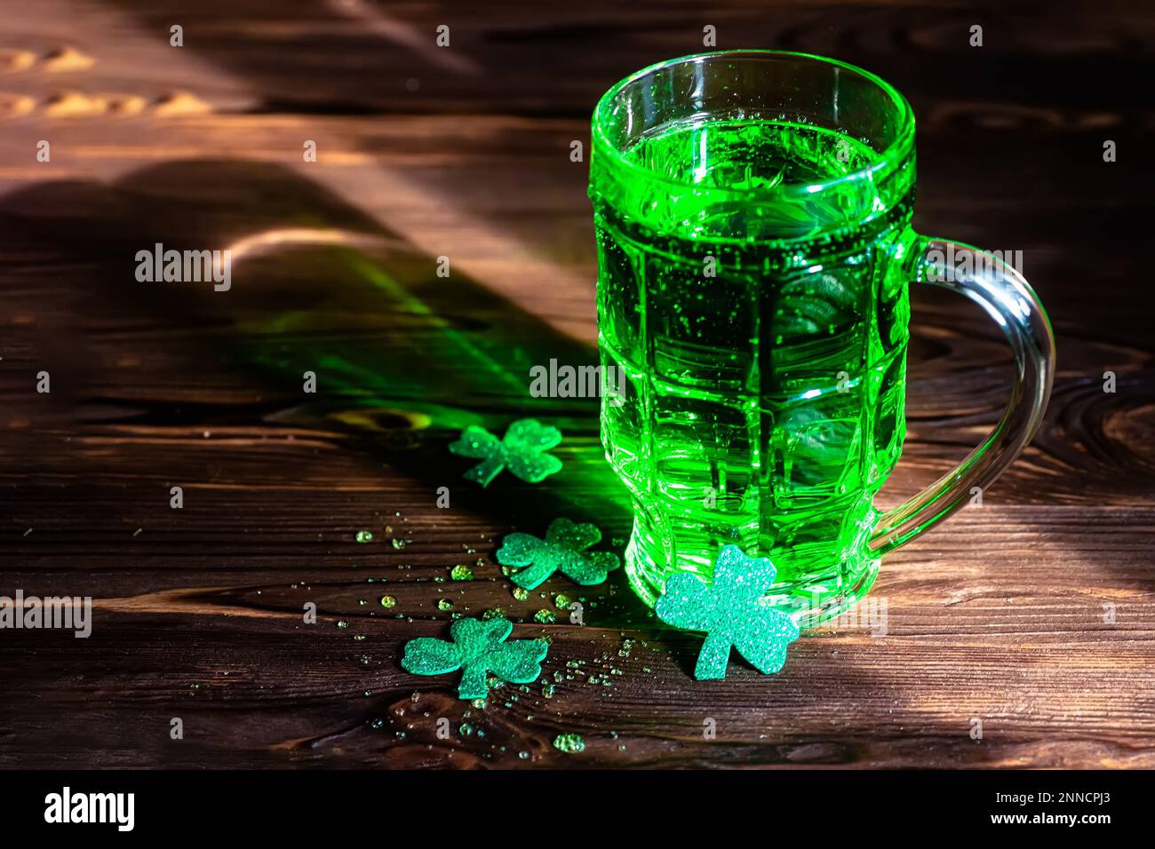 Concept du jour de St Partick. Bière verte alcoolique dans les verres et les feuilles de trèfle. Banque D'Images