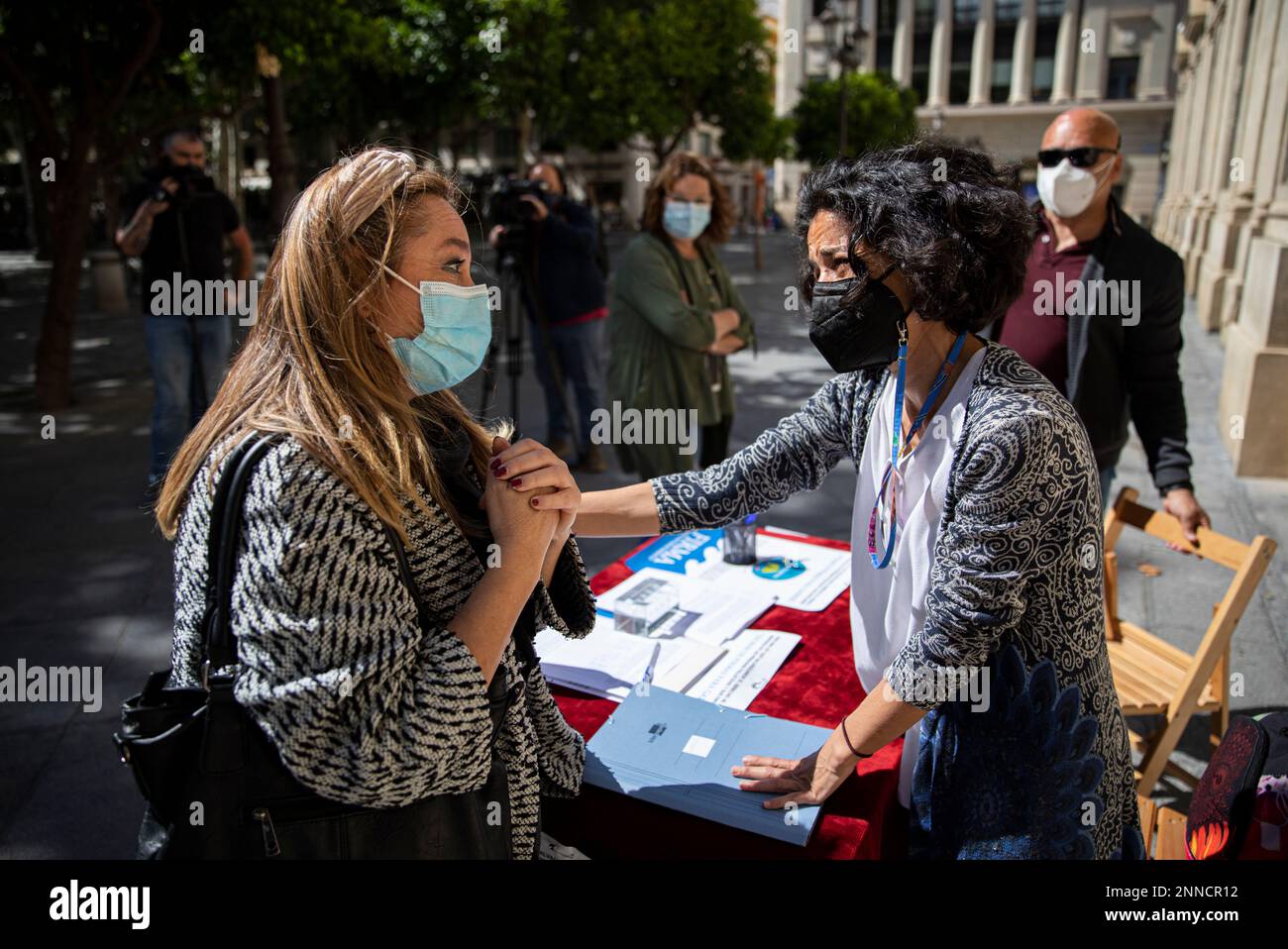 Patricia Ramirez (r), the mother of the boy Gabriel Cruz, murdered in February 2018 in Nijar (Almeria), during the collection of signatures for a popular legislative initiative to ask the Government of Spain, a law that protects victims of violent crimes. On 10 May 2021, in Seville (Andalusia, Spain). 10 MAY 2021 María José López / Europa Press 05/10/2021 (Europa Press via AP) Banque D'Images
