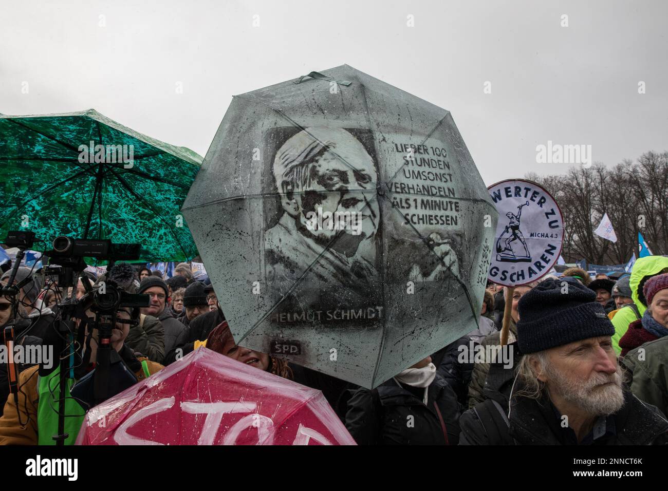 Des milliers de personnes se sont rassemblées samedi, 25 février 2023, à la porte de Brandebourg à Berlin pour protester contre la livraison d'armes à l'Ukraine. Le rassemblement "Aufstand für den Frieden" (soulèvement pour la paix) a été appelé par le politicien Sahra Wagenknecht et le féministe Alice Schwarzer. La police a estimé qu'environ 13 000 personnes ont assisté à l'événement, tandis que Wagenknecht a affirmé que 50 000 étaient présentes. Les participants ont exigé des négociations de paix avec la Russie et l'arrêt des livraisons d'armes à l'Ukraine. L'événement a commencé par des discours de l'actrice Corinna Kirchhoff, de l'éducateur Hans-Peter Waldrich, et RE Banque D'Images