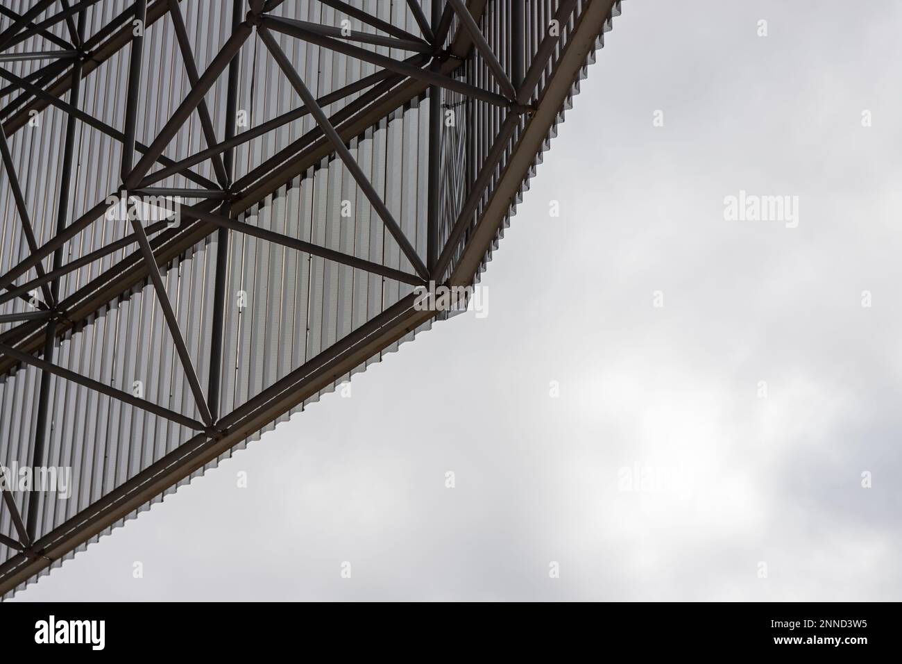 Lumières et haut-parleurs du stade de sport, toit du stade de football . Banque D'Images