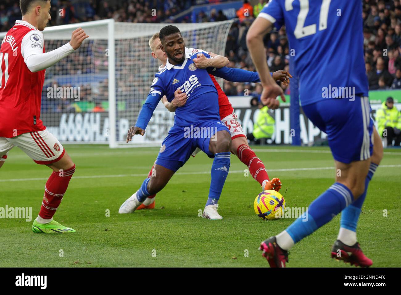 Leicester, Royaume-Uni. 25th févr. 2023. Kelehi Iheanacho de Leicester City est contesté par le capitaine d'Arsenal Oleksandr Zinchenko lors de la première partie du match de la Premier League entre Leicester City et Arsenal au King Power Stadium de Leicester, le samedi 25th février 2023. (Photo : John Cripps | MI News) Credit : MI News & Sport /Alay Live News Banque D'Images