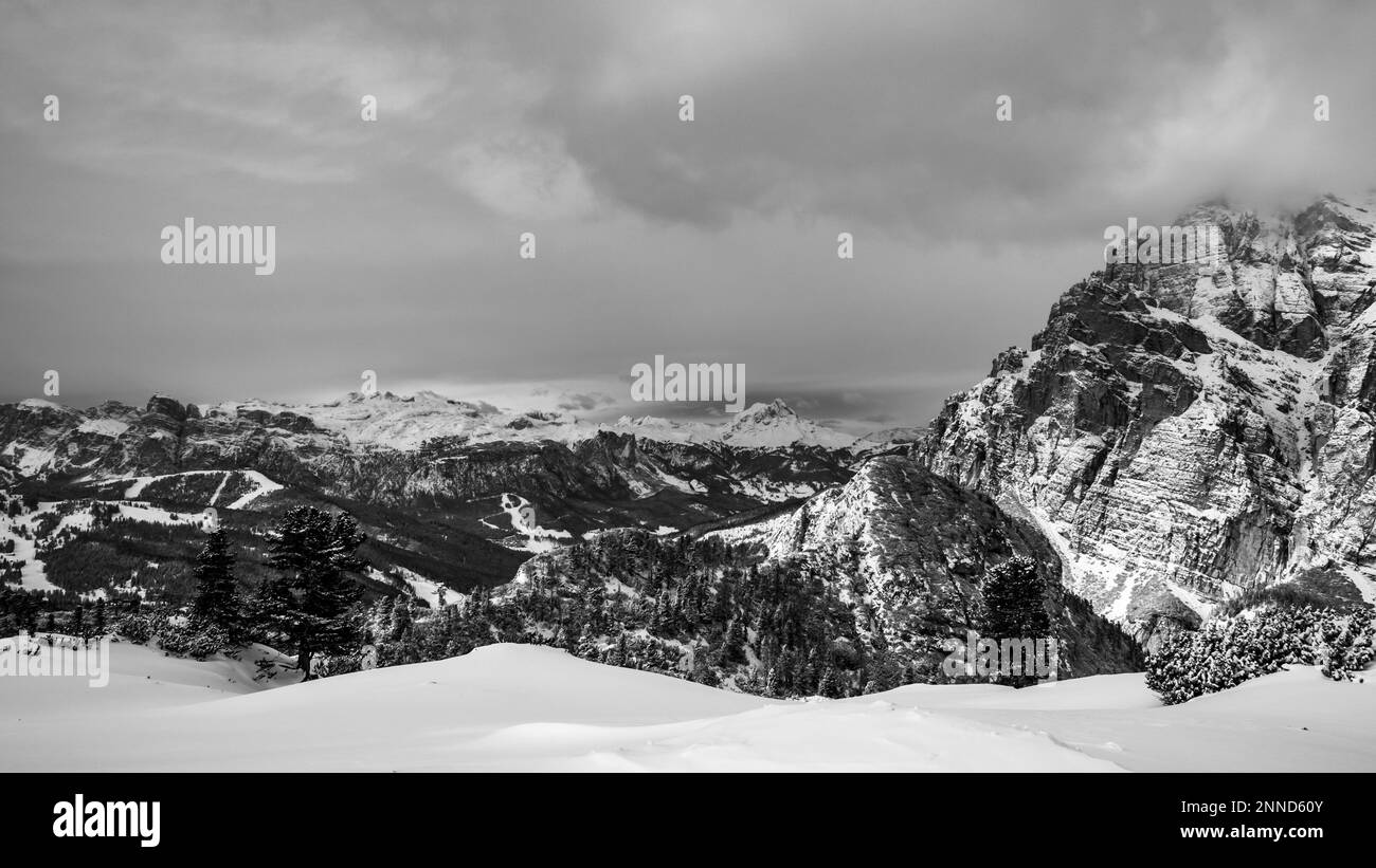 Nuages transportant de la neige dans les Alpes italiennes Banque D'Images